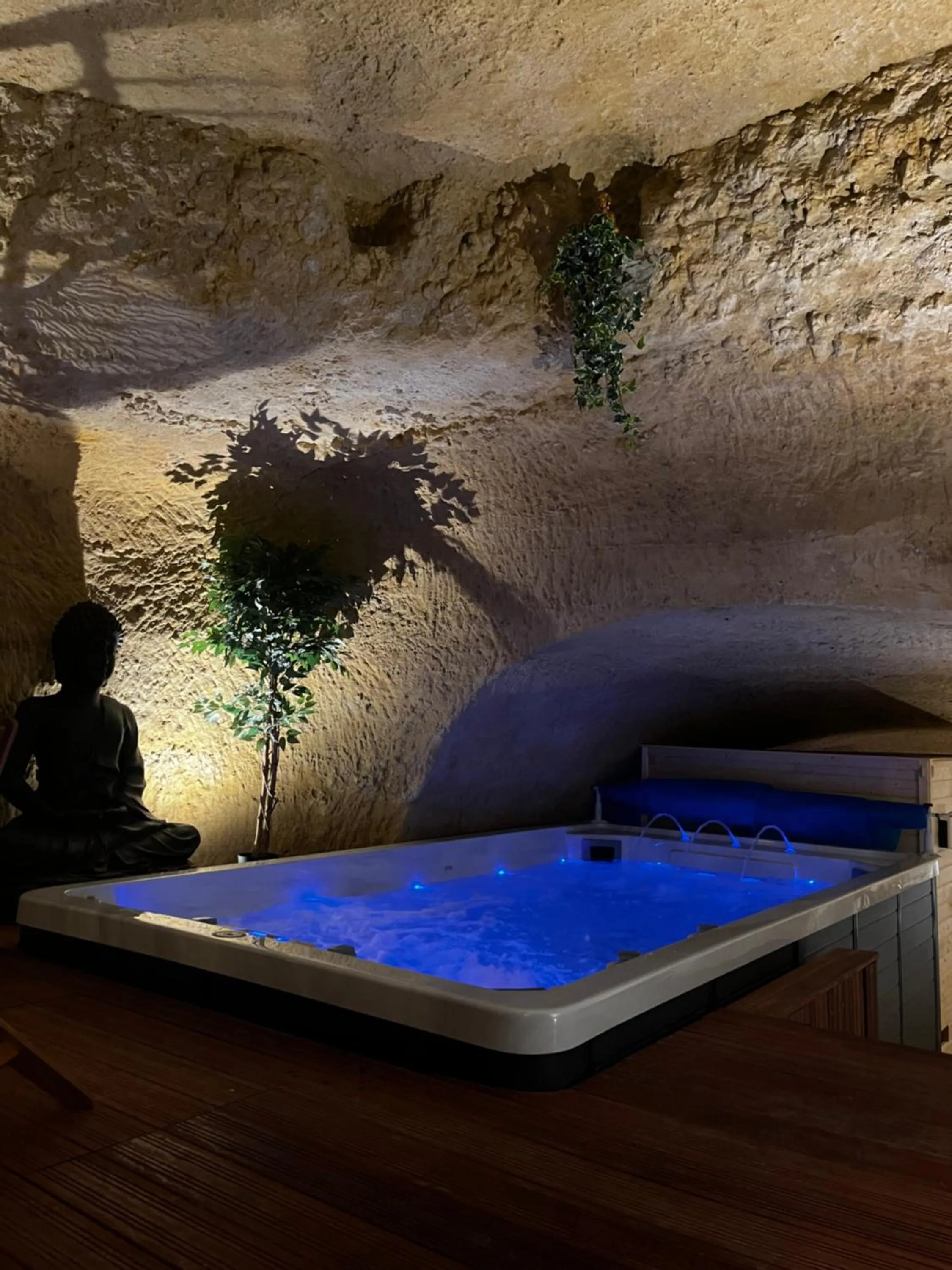 Hot Tub in Hôtel-Restaurant-Chambre Insolite Spa - Le XII de Luynes