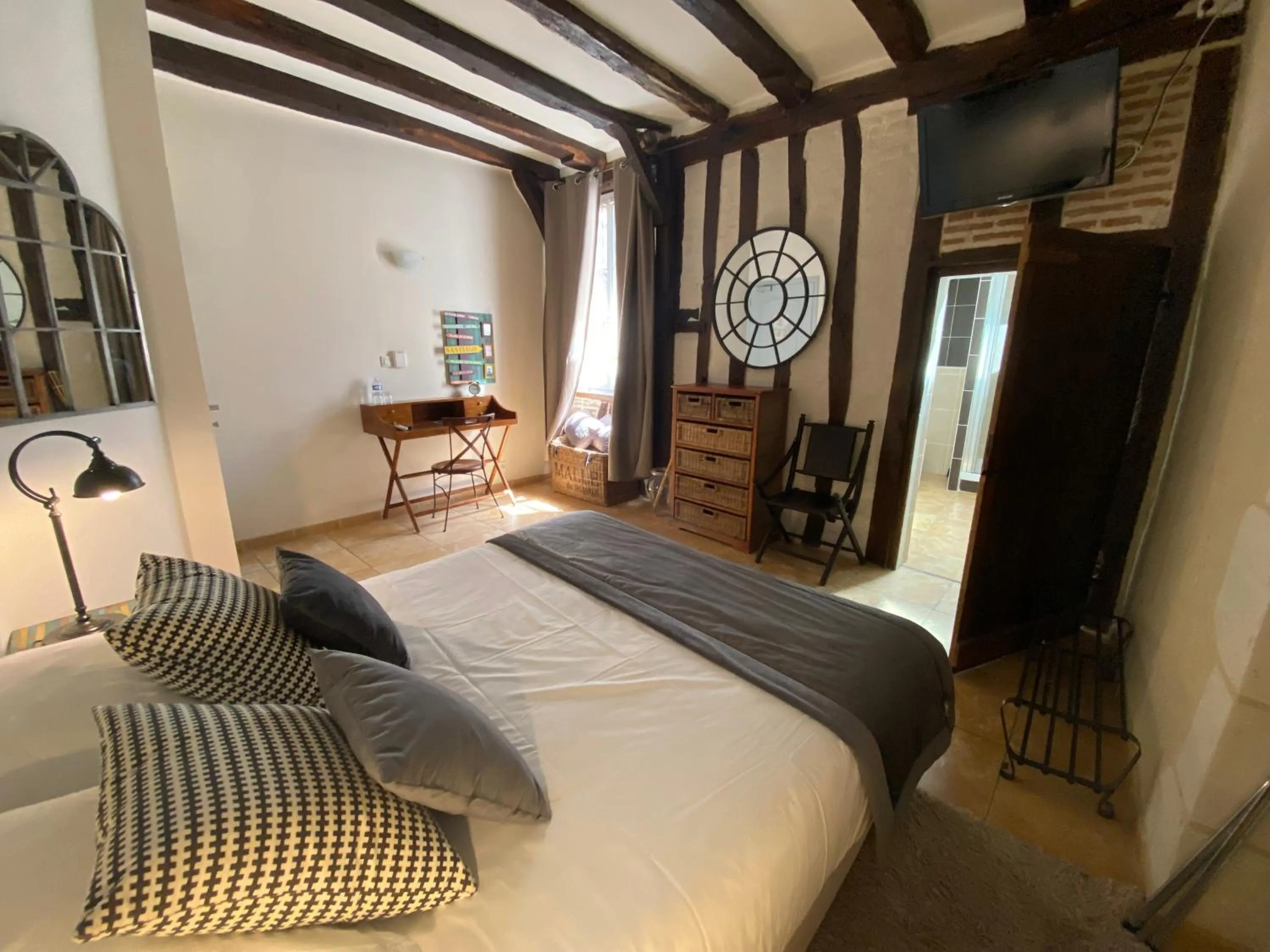 Bed in Hôtel-Restaurant-Chambre Insolite Spa - Le XII de Luynes