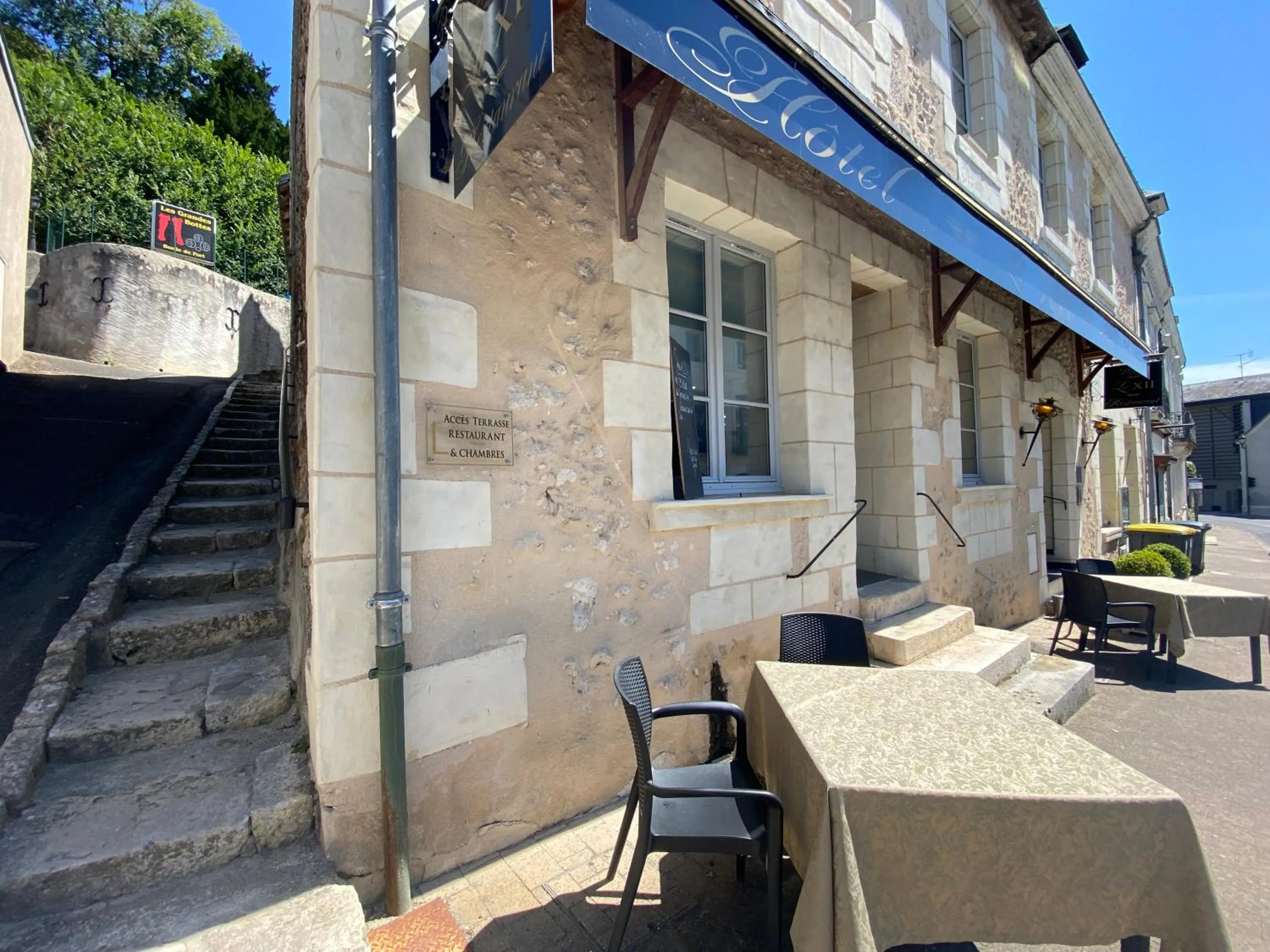 Property building in Hôtel-Restaurant-Chambre Insolite Spa - Le XII de Luynes