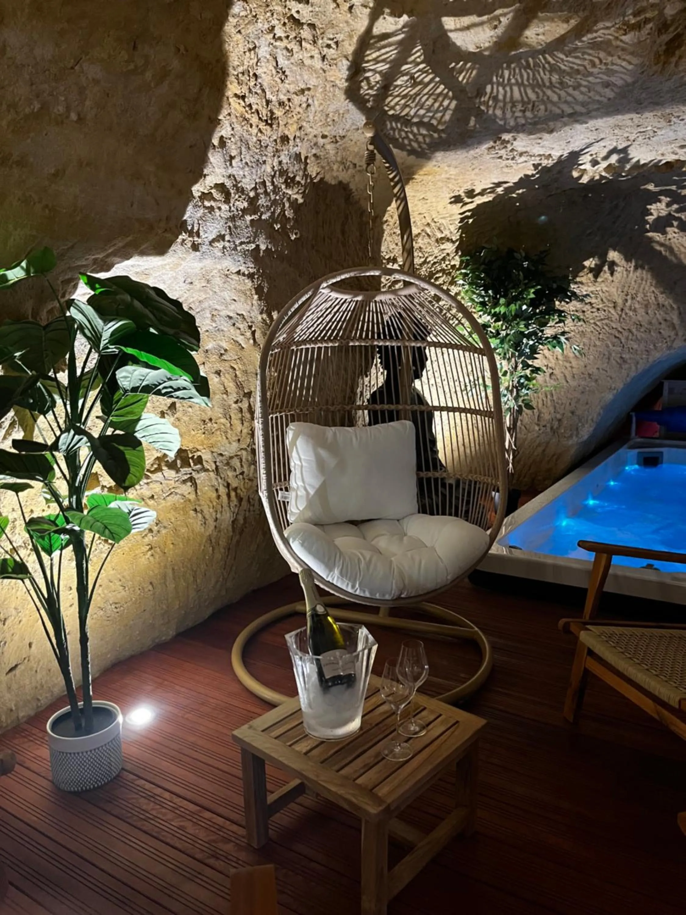 Hot Tub in Hôtel-Restaurant-Chambre Insolite Spa - Le XII de Luynes