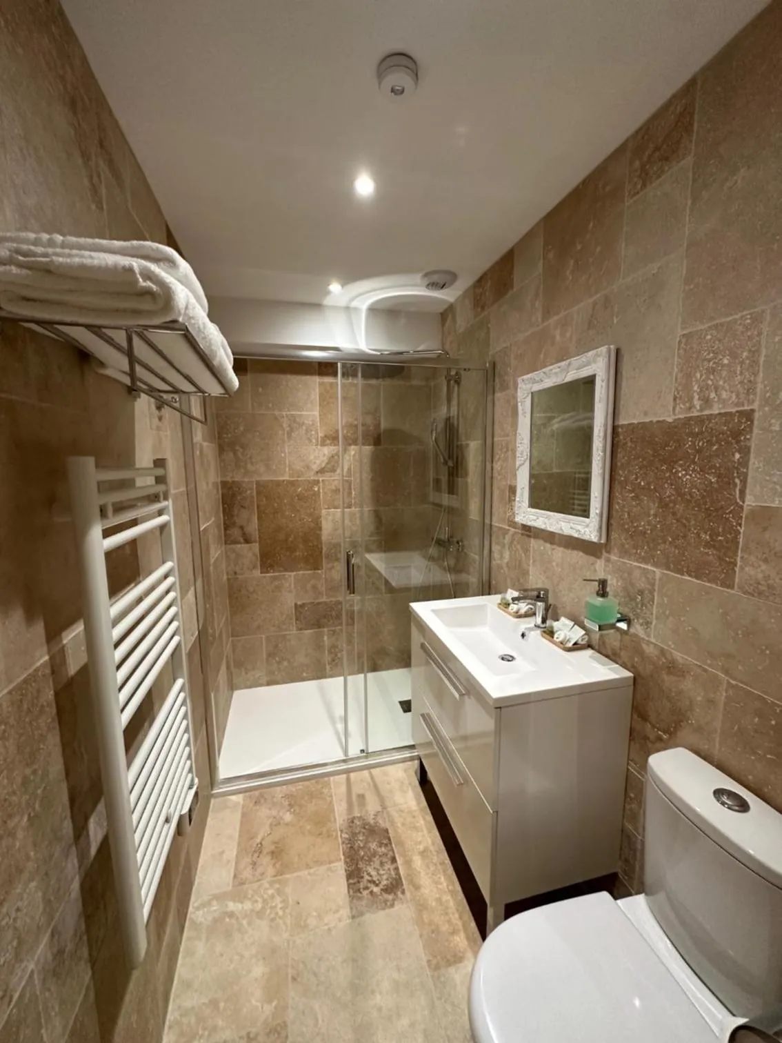 Shower in Hôtel-Restaurant-Chambre Insolite Spa - Le XII de Luynes