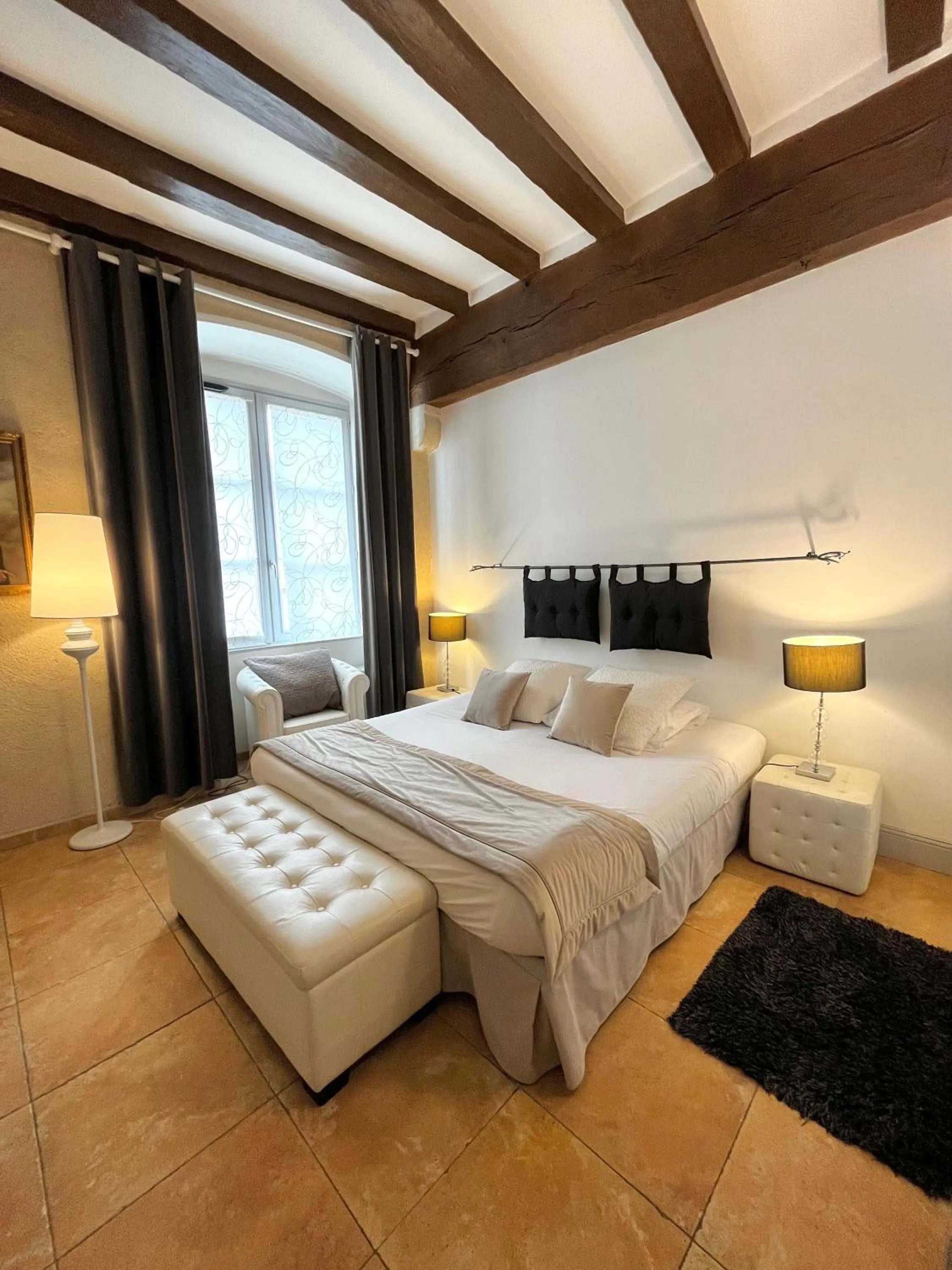 Bed in Hôtel-Restaurant-Chambre Insolite Spa - Le XII de Luynes