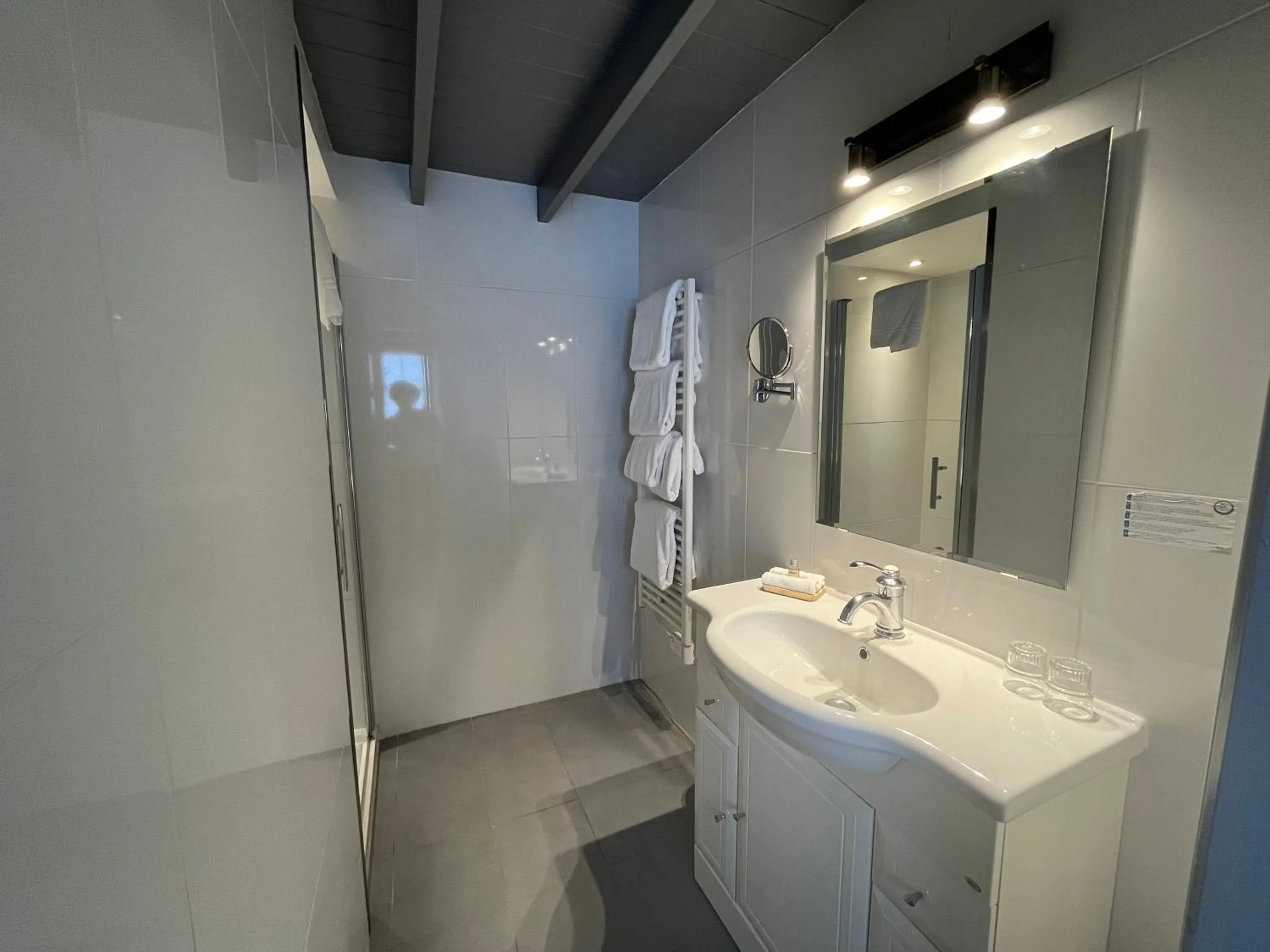 Shower in Hôtel-Restaurant-Chambre Insolite Spa - Le XII de Luynes