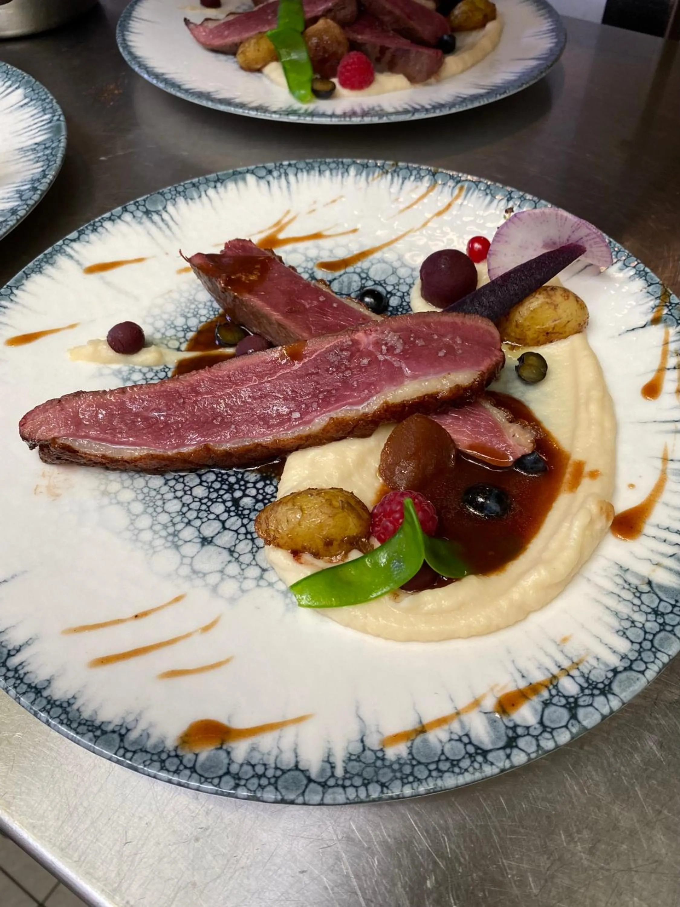 Food and drinks in Hôtel-Restaurant-Chambre Insolite Spa - Le XII de Luynes