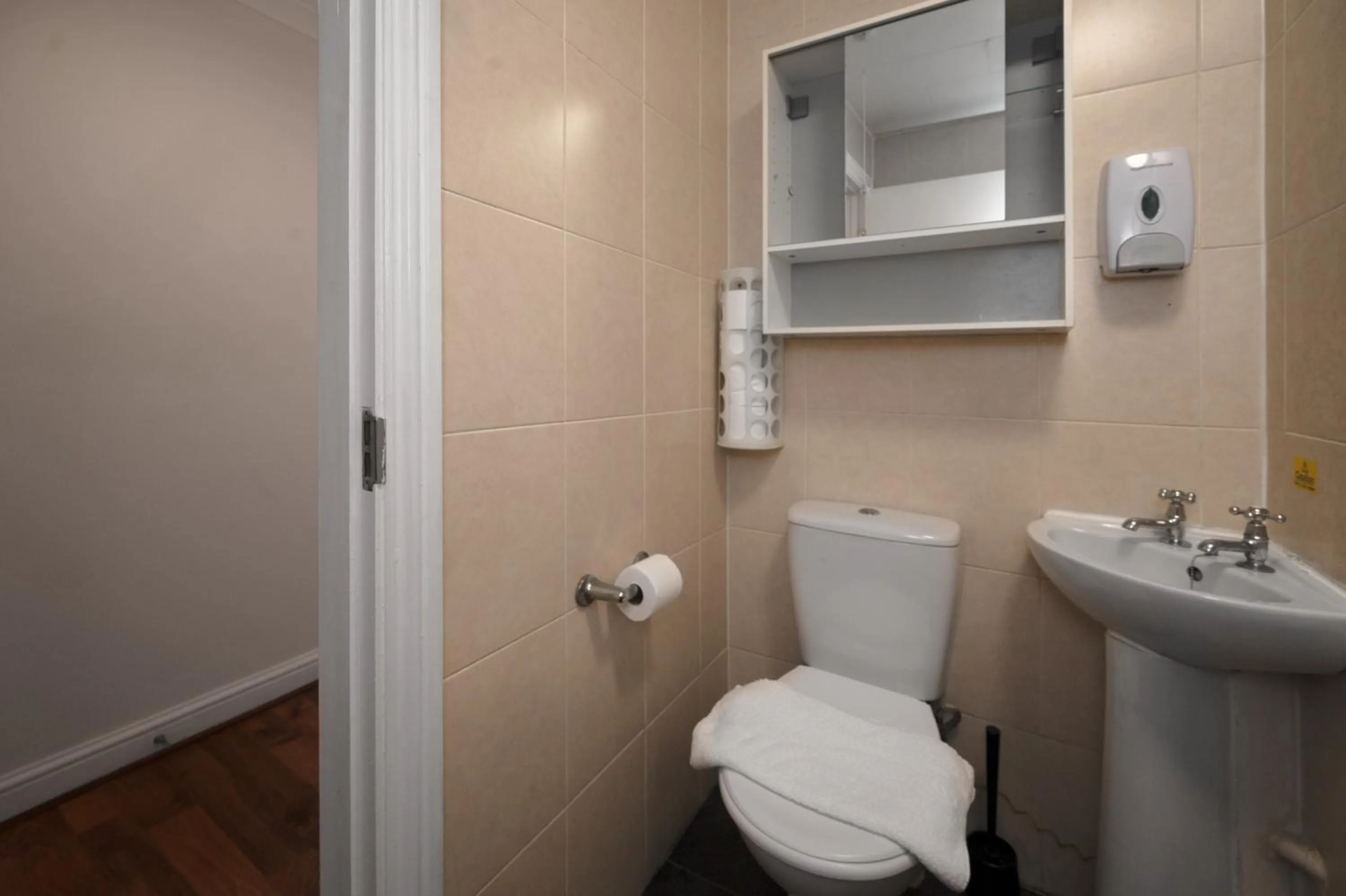 Bathroom in Flexistay Tulsi Aparthotel