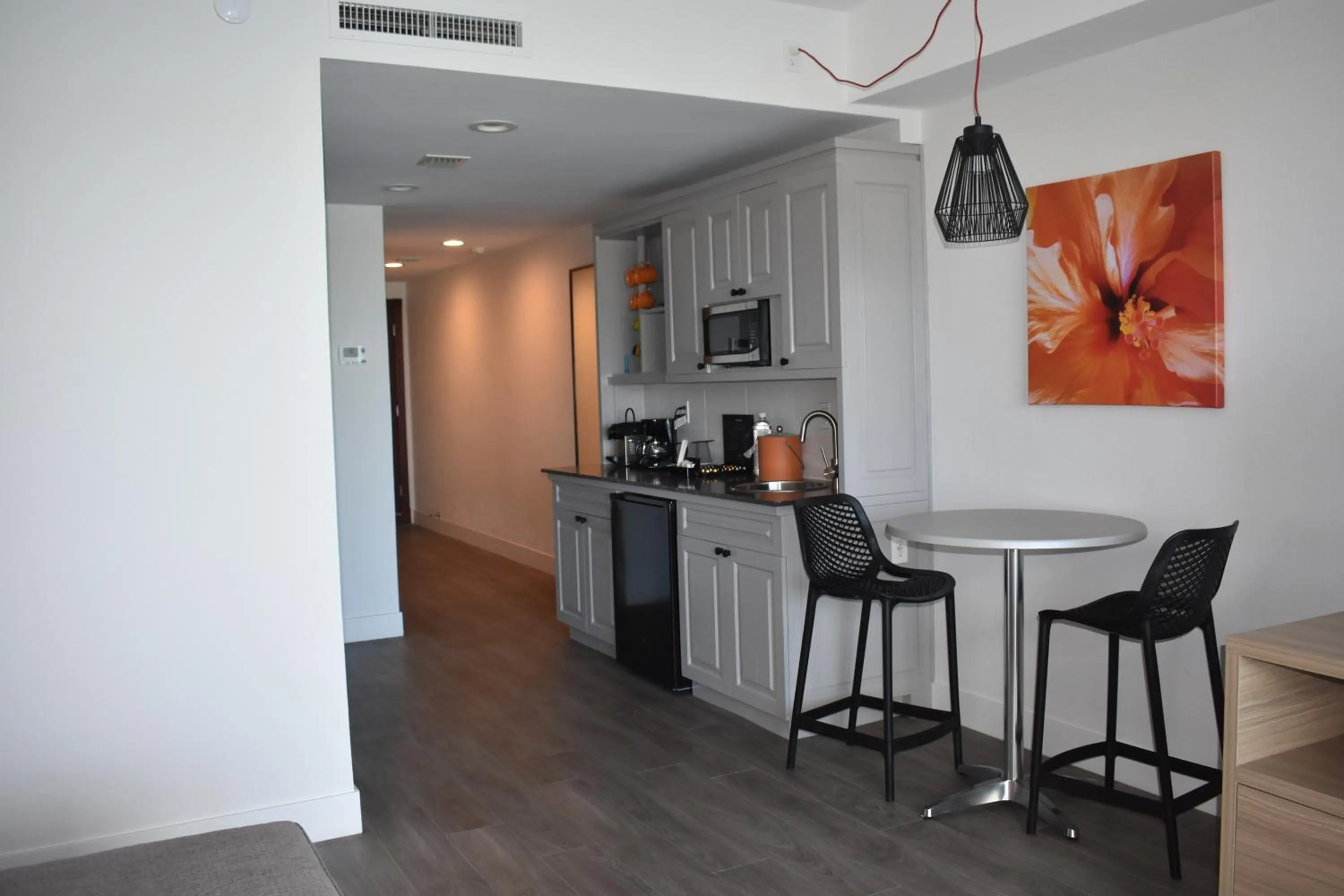 Kitchen or kitchenette in Pelican Bay Hotel