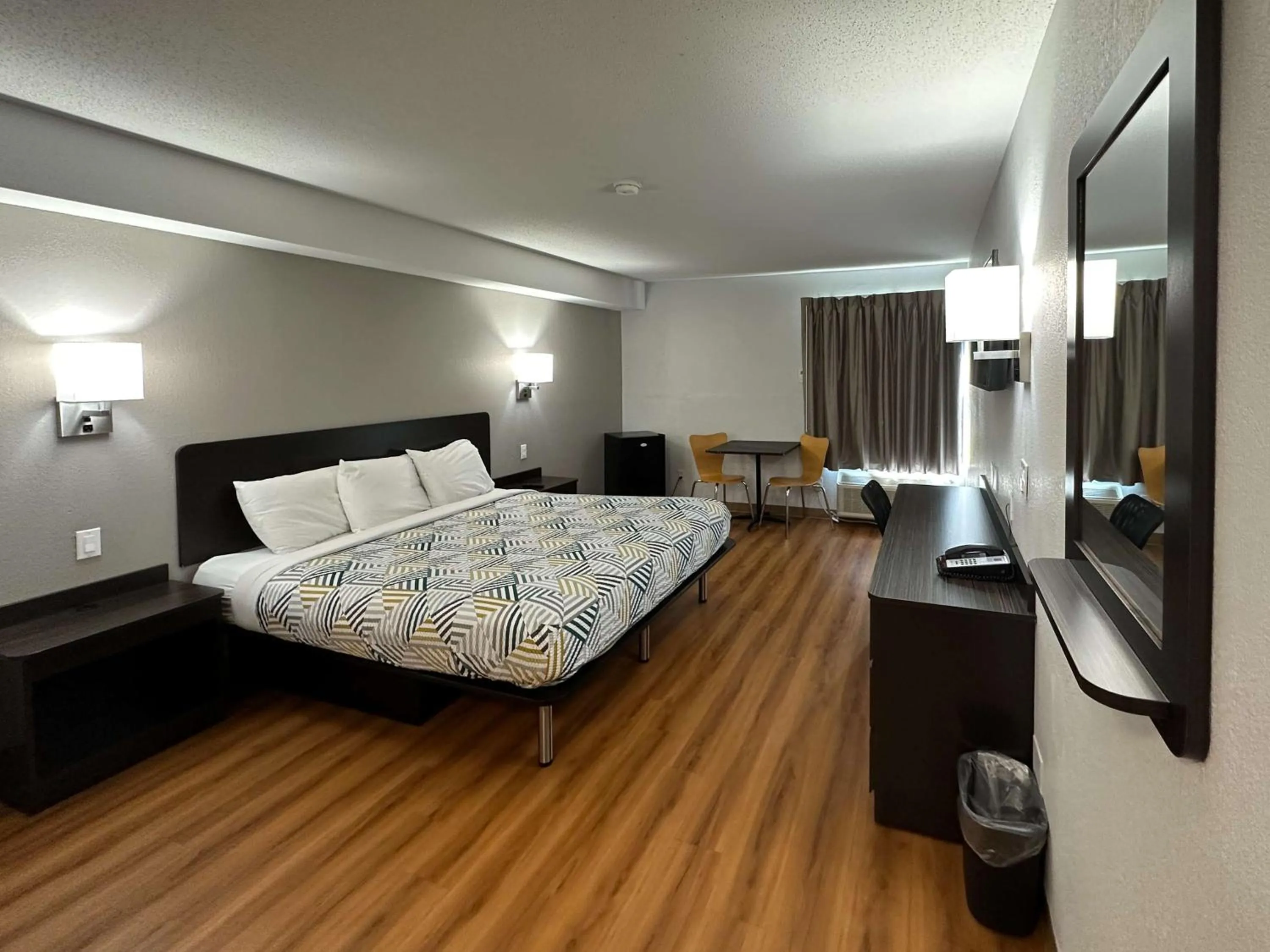 Bedroom, Bed in Motel 6-Greensboro, NC - Airport