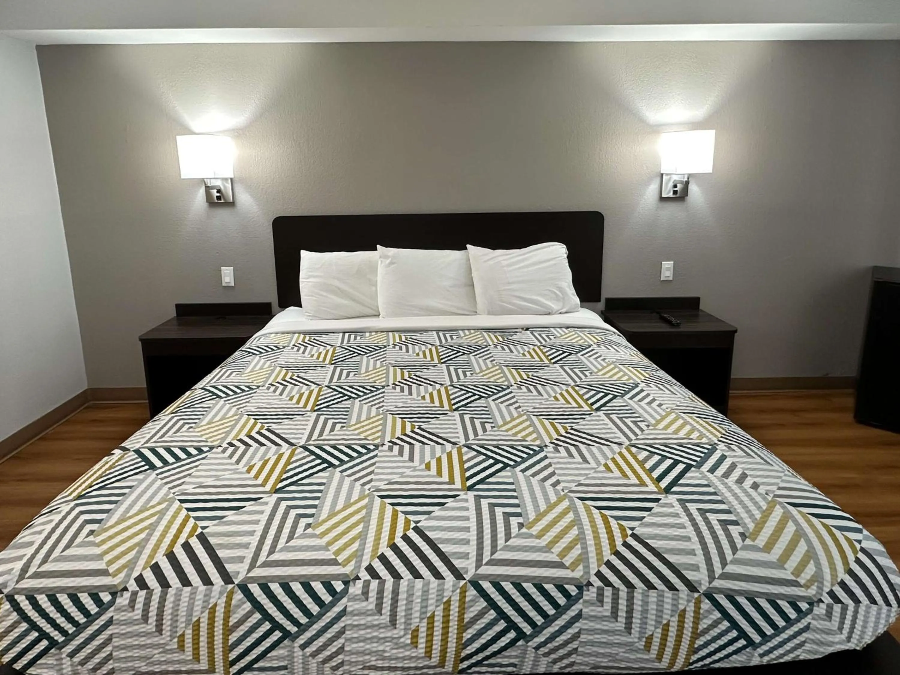 Bedroom, Bed in Motel 6-Greensboro, NC - Airport