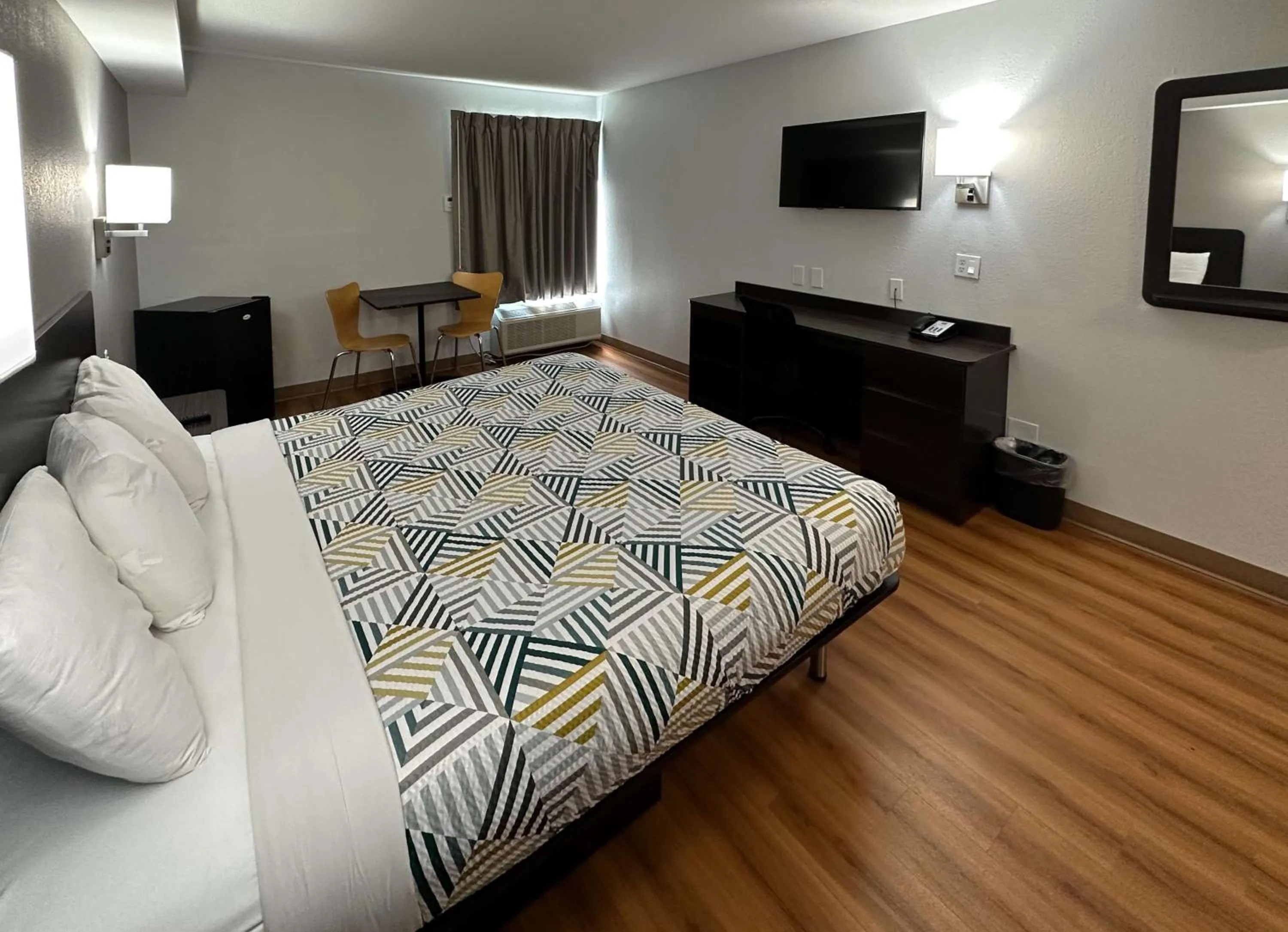 Bedroom, Bed in Motel 6-Greensboro, NC - Airport