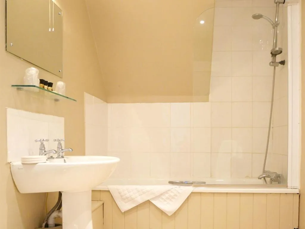 Bathroom in Lansdowne Strand