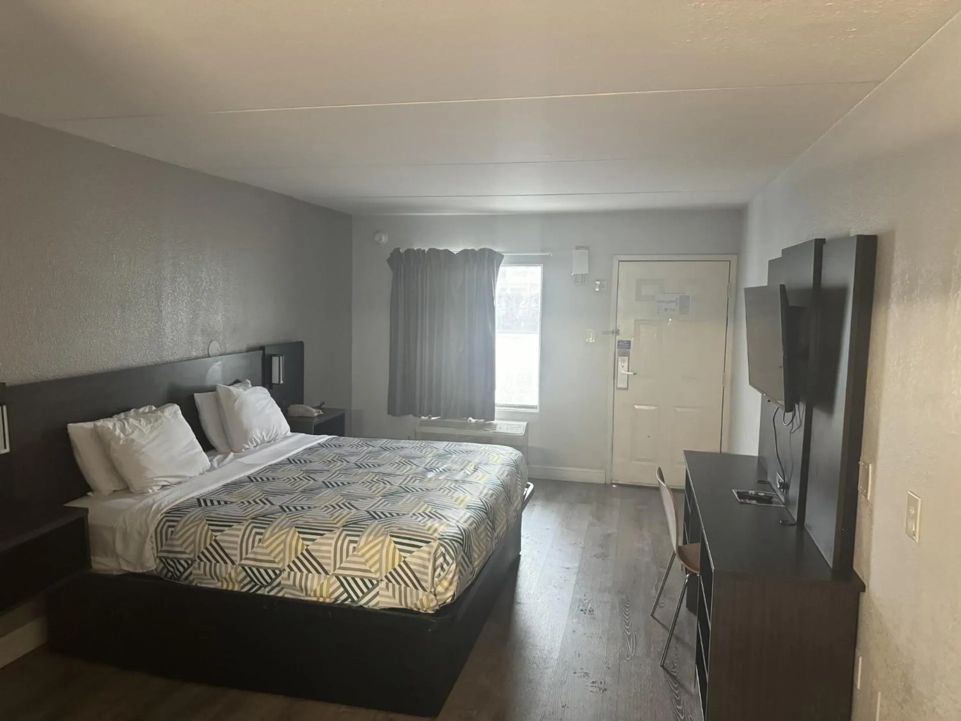 Photo of the whole room, Bed in Motel 6-Norfolk, VA