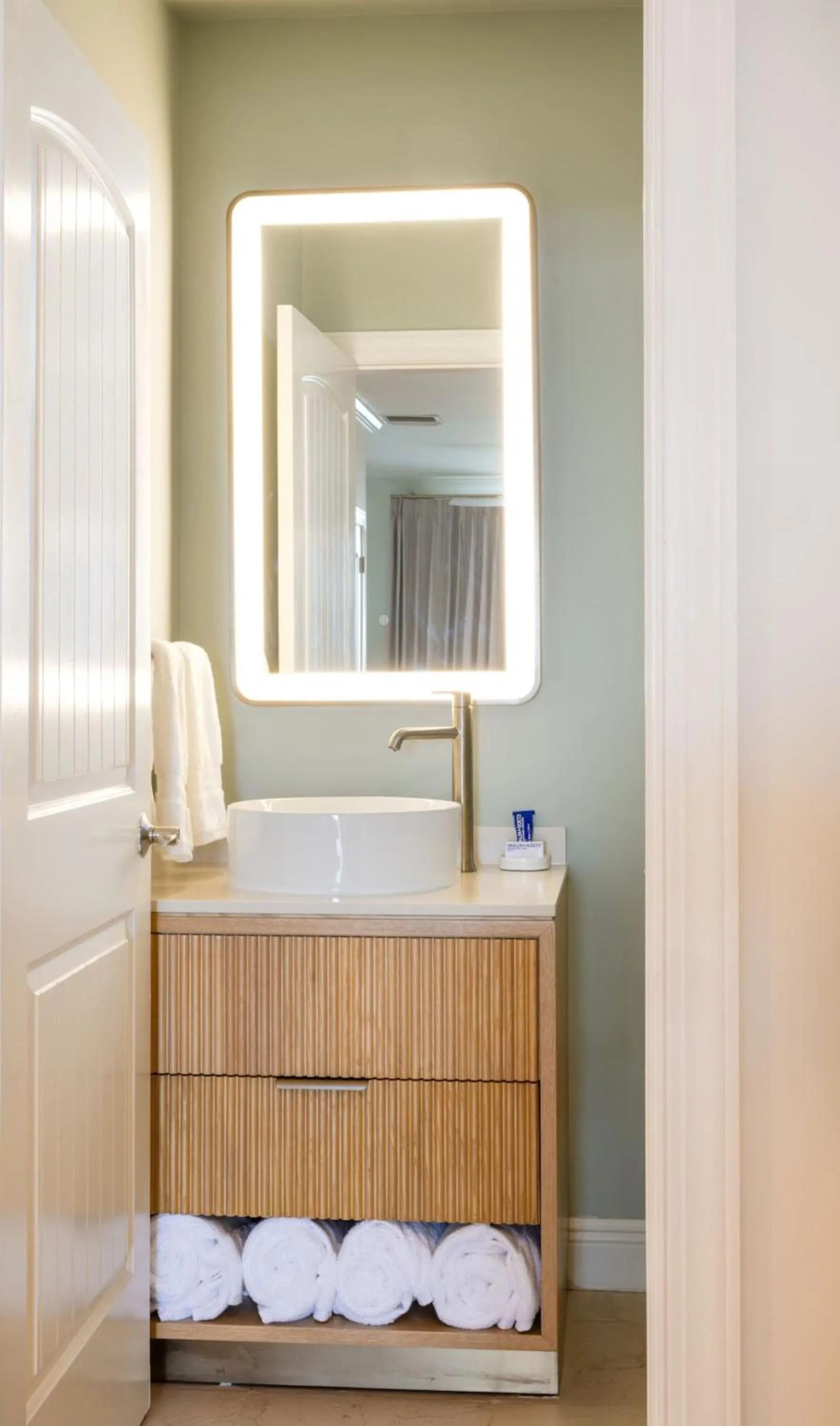 Bathroom, Bed in Bayside Villas by Islander Resort