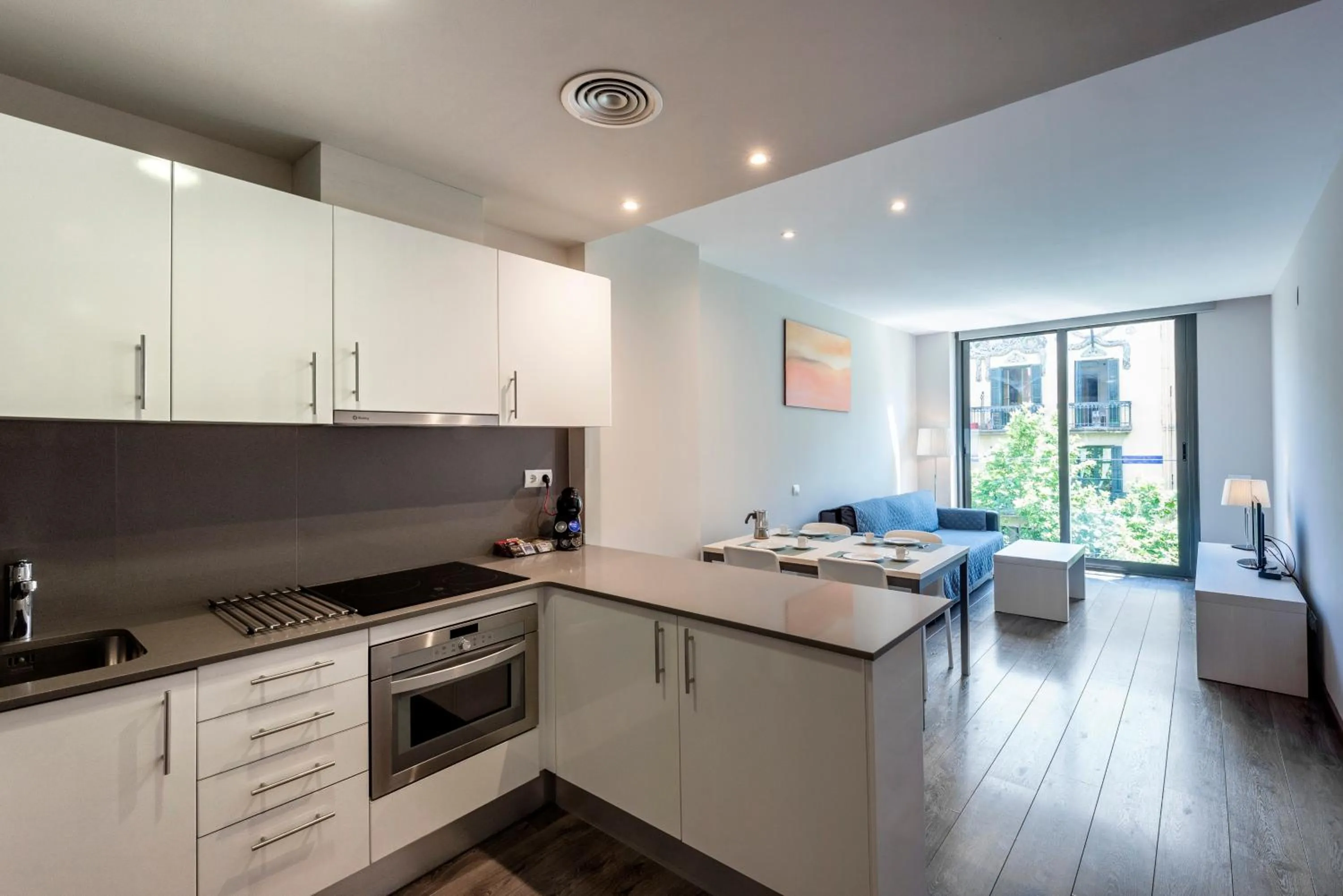 Kitchen or kitchenette in Espais Blaus Apartments