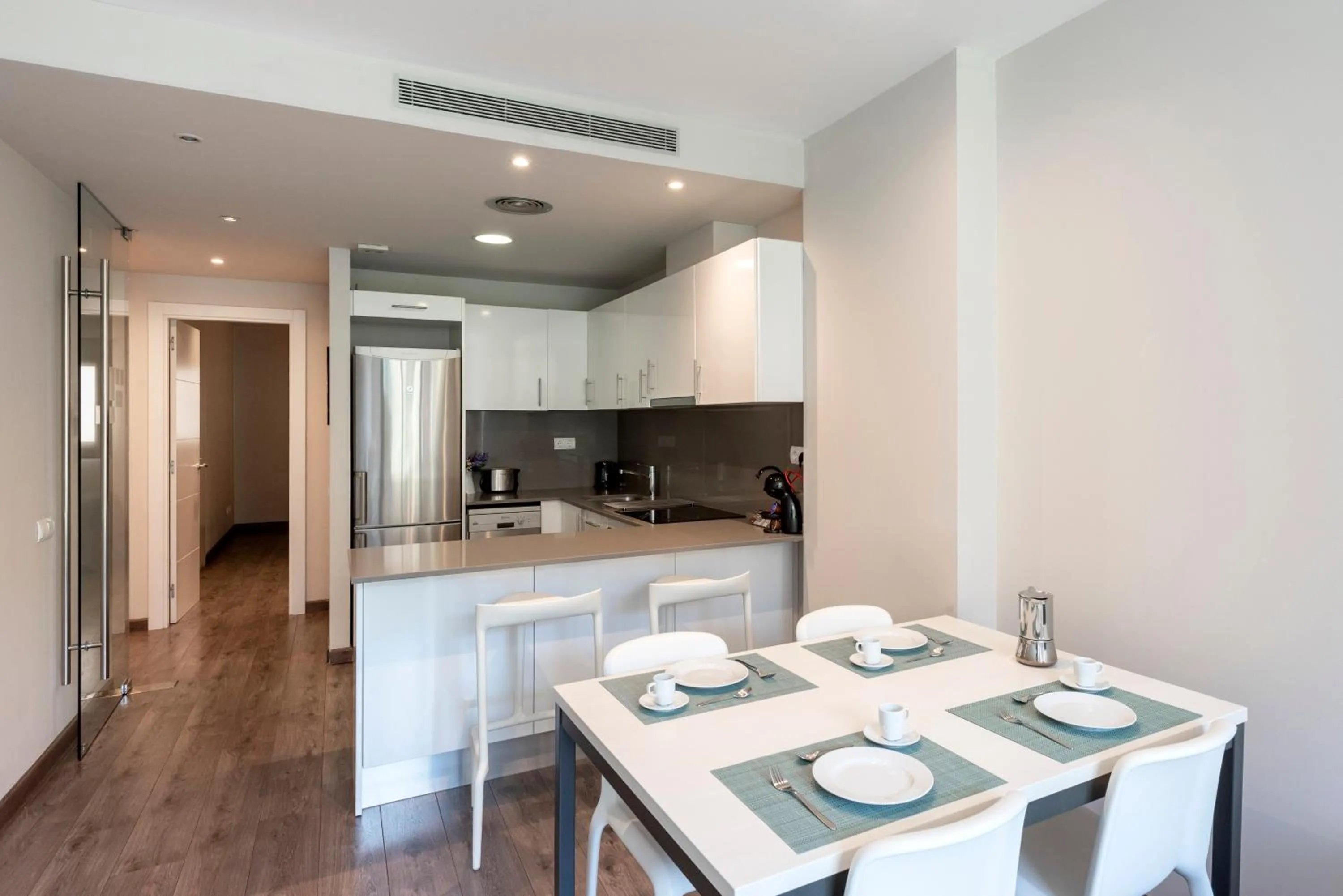 Kitchen or kitchenette in Espais Blaus Apartments
