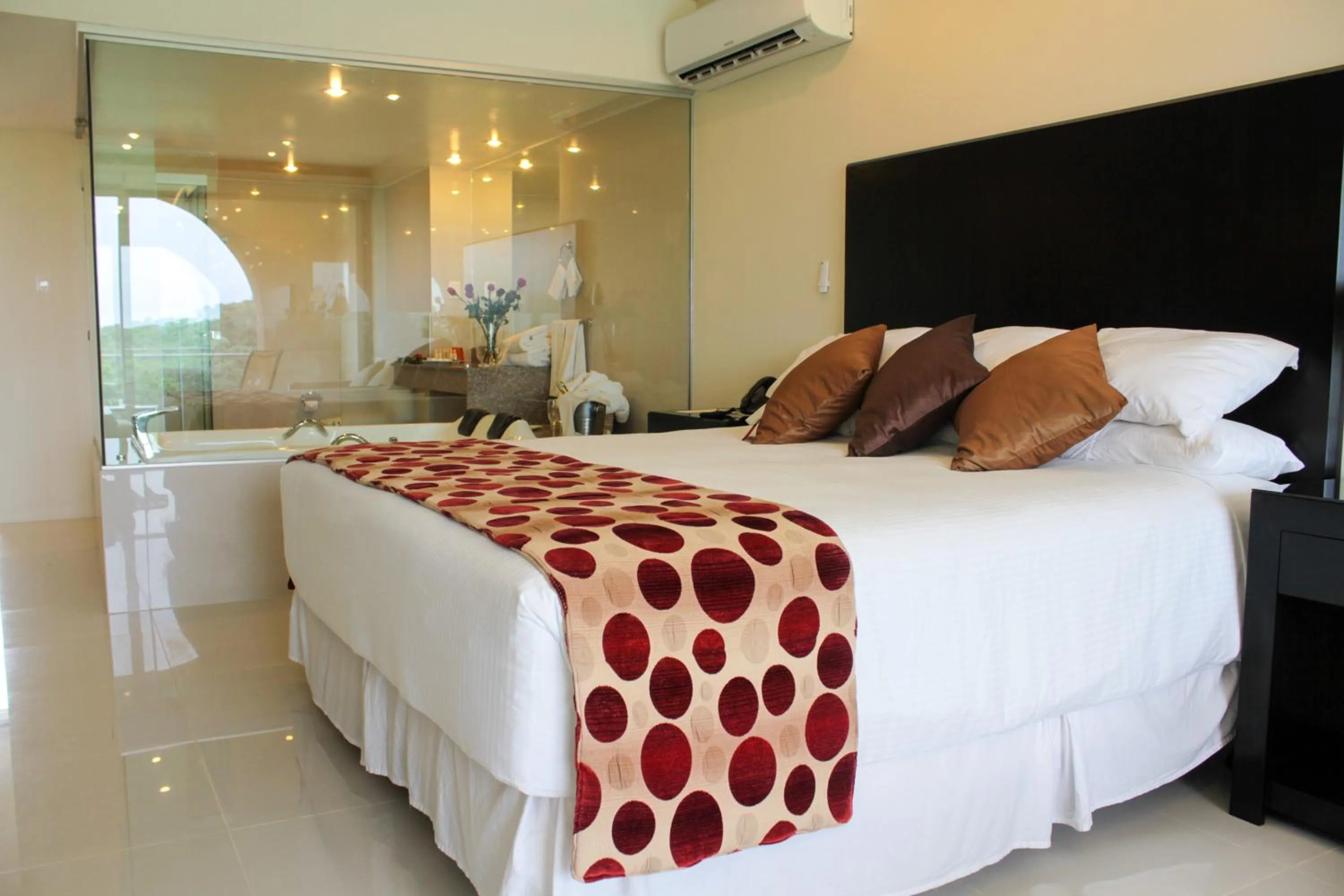 Photo of the whole room, Bed in Sun Hotel