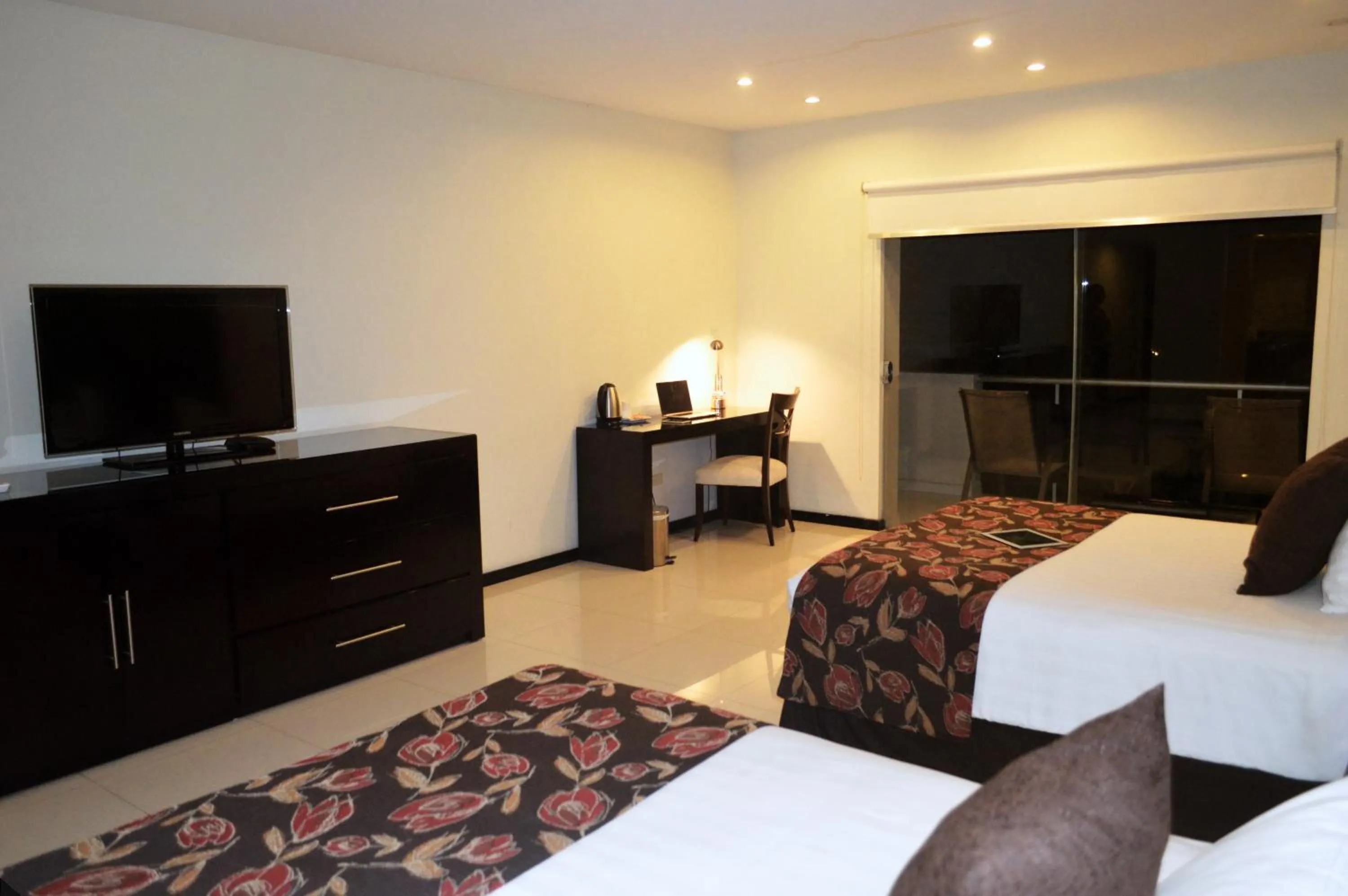 Bedroom, Bed in Sun Hotel