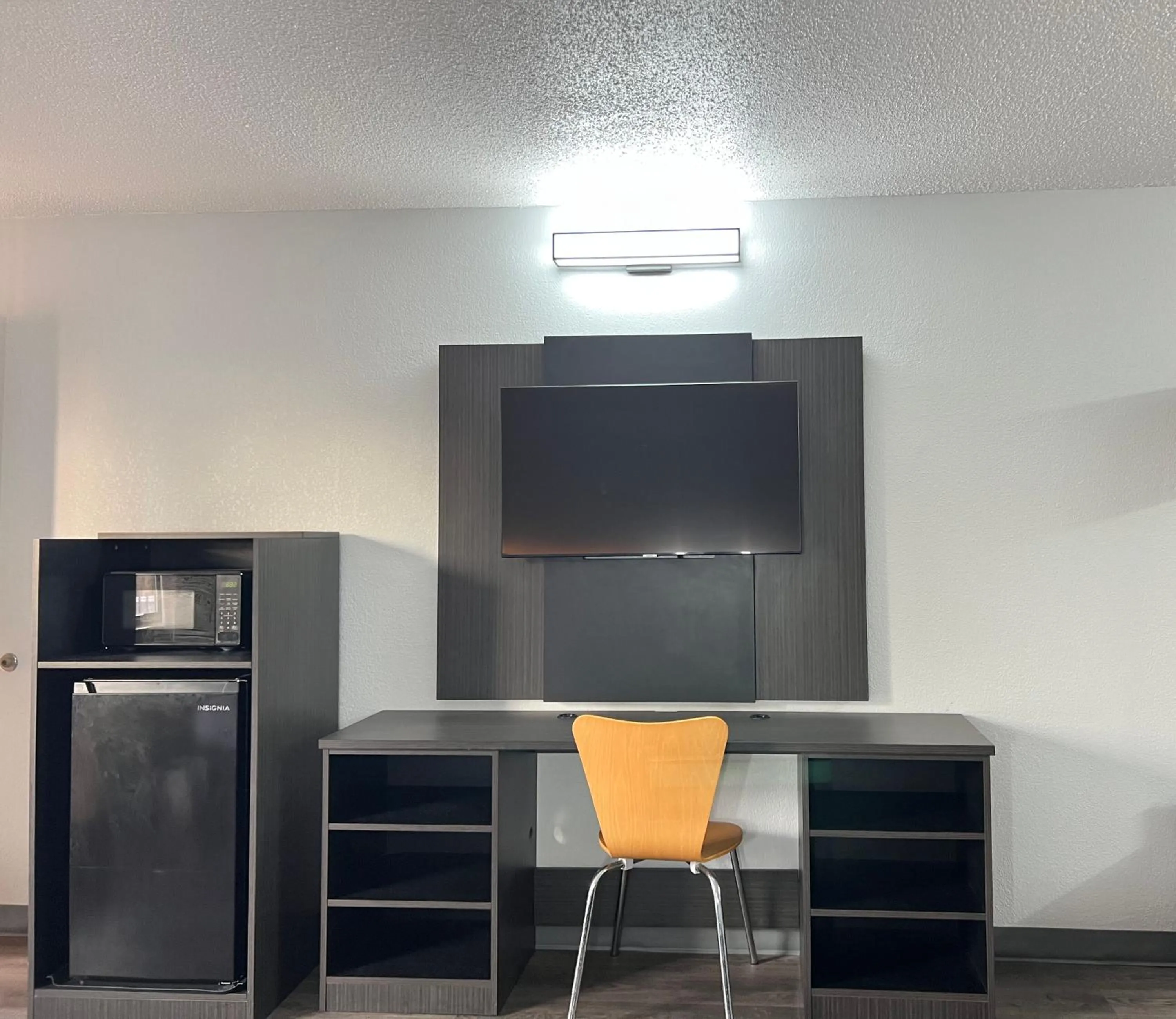 TV and multimedia in Motel 6-Middleburg Heights, OH - Cleveland