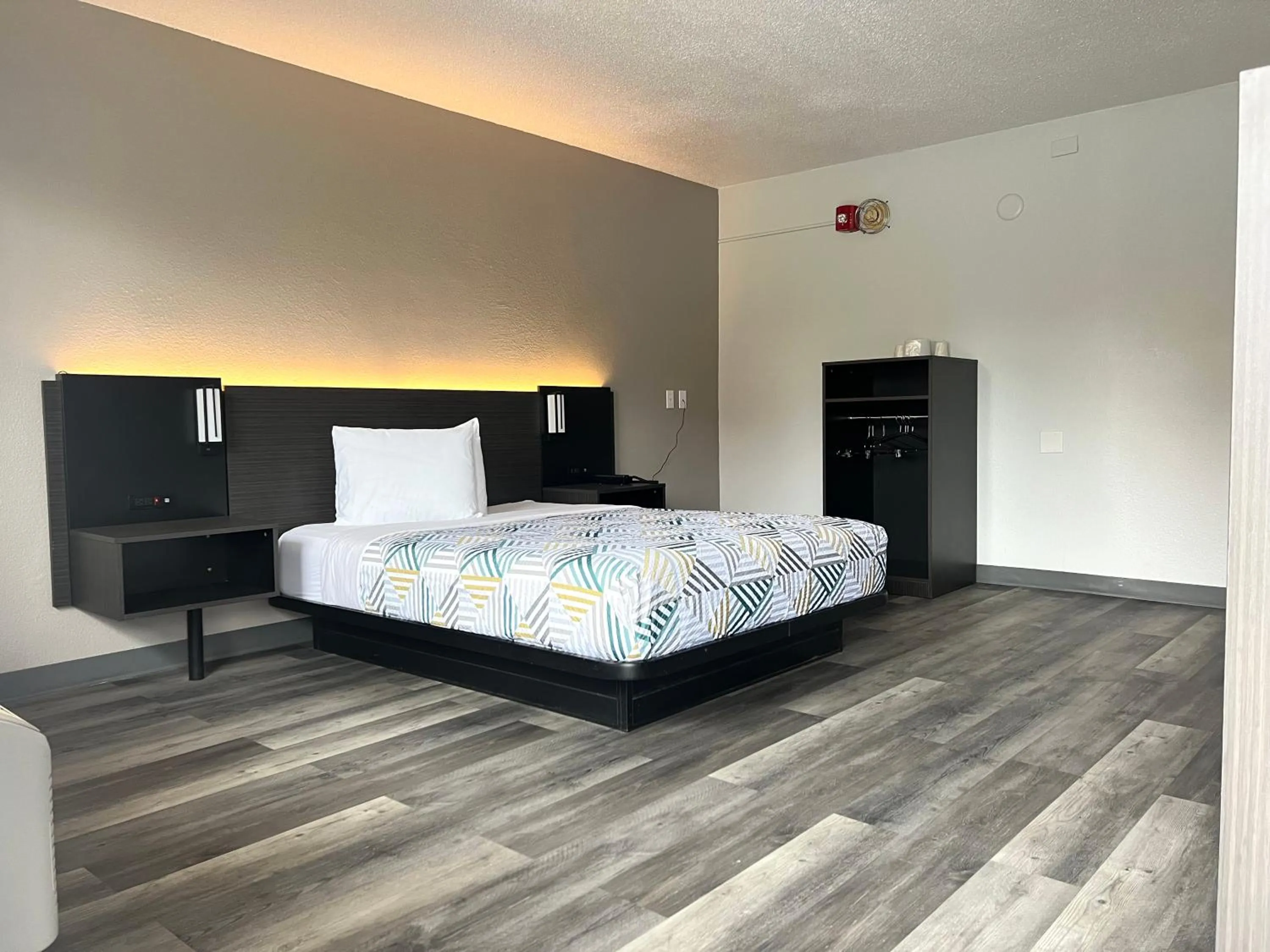 Photo of the whole room, Bed in Motel 6-Middleburg Heights, OH - Cleveland