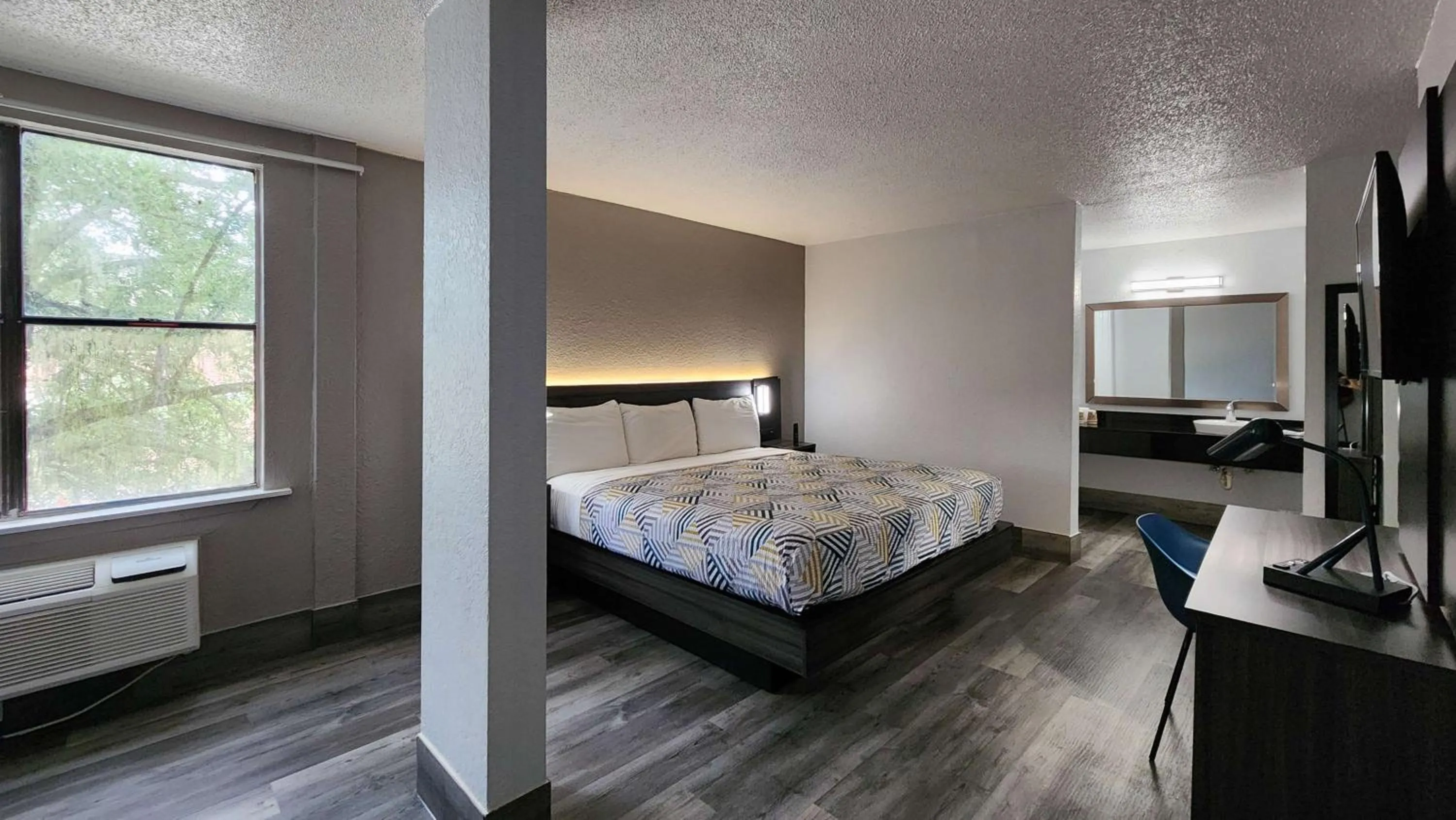 Photo of the whole room, Bed in Motel 6 Houston, TX - Medical Center - NRG Stadium