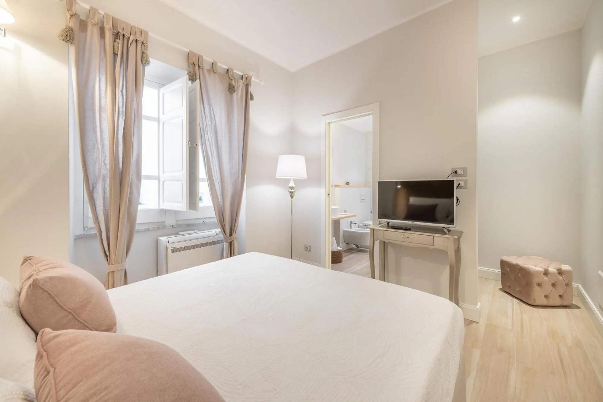 Bedroom, Bed in AQUAMADRE Suites