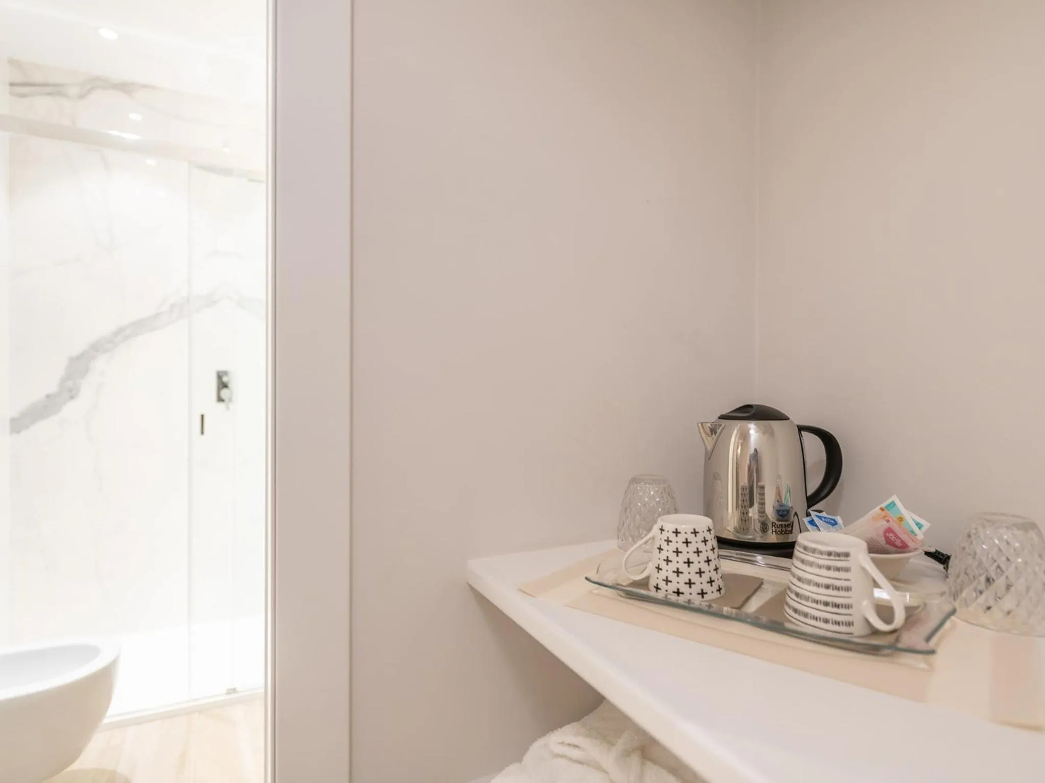 Coffee/tea facilities in AQUAMADRE Suites