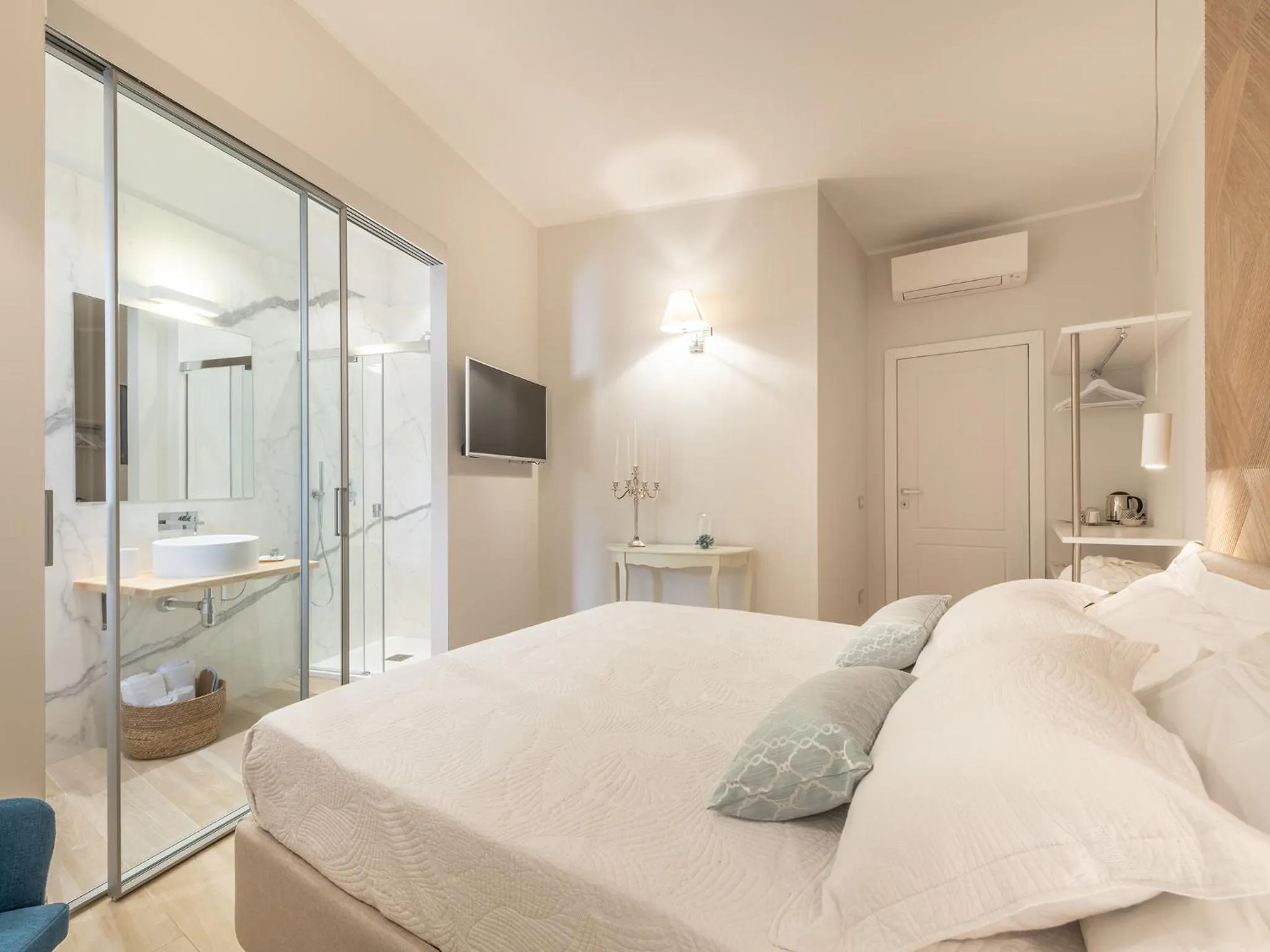 Bathroom, Bed in AQUAMADRE Suites