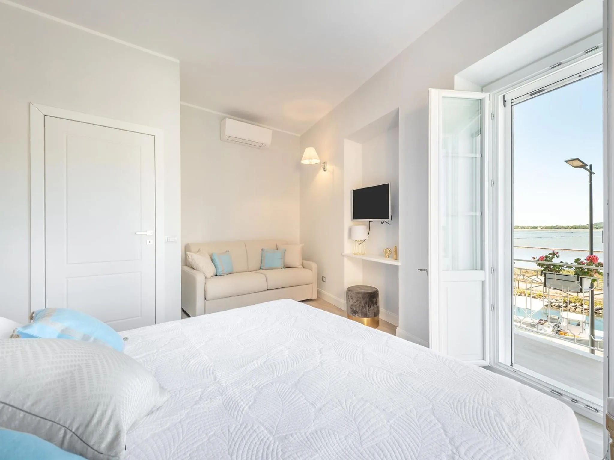 Bedroom, Bed in AQUAMADRE Suites