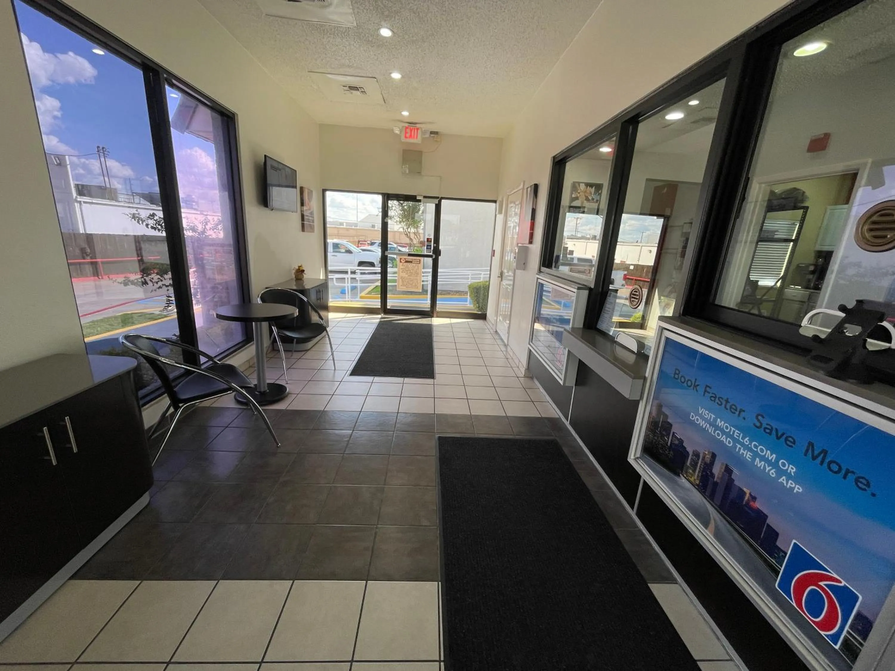 Lobby or reception in Motel 6-Duncanville, TX - Dallas