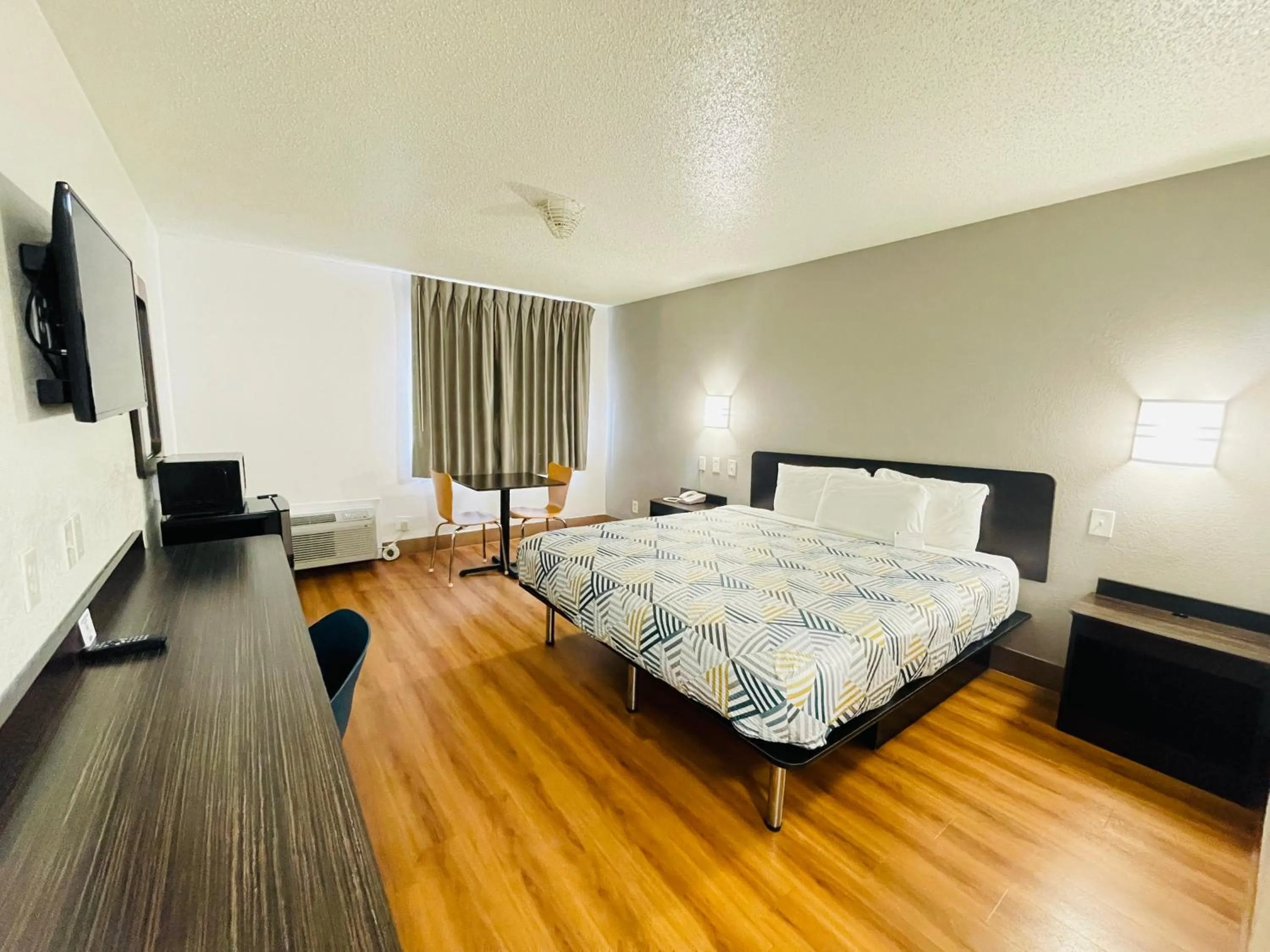 Bedroom, Bed in Motel 6-Duncanville, TX - Dallas