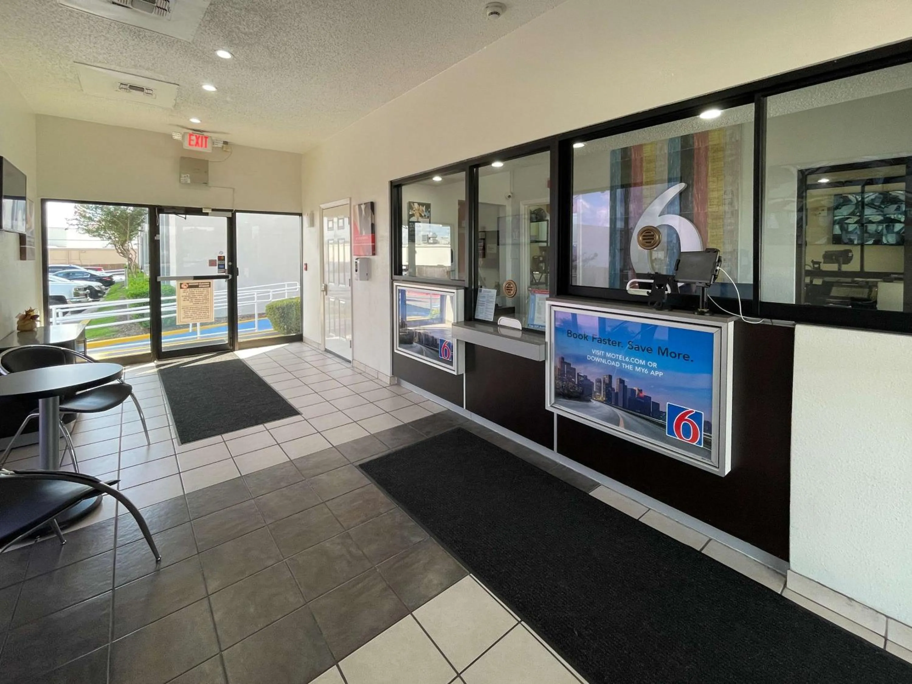 Lobby or reception in Motel 6-Duncanville, TX - Dallas