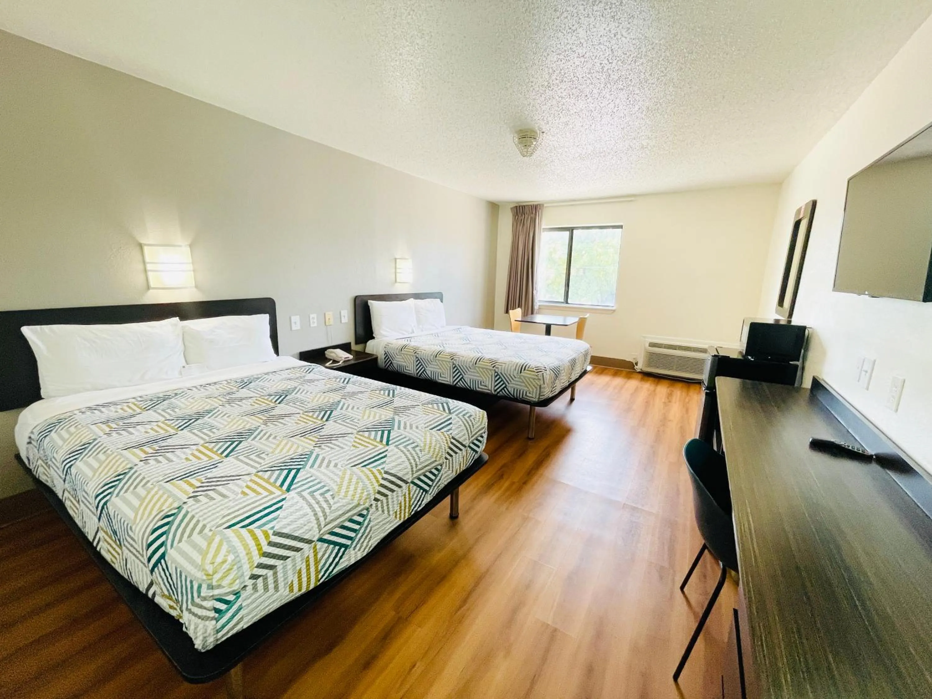 Bedroom, Bed in Motel 6-Duncanville, TX - Dallas
