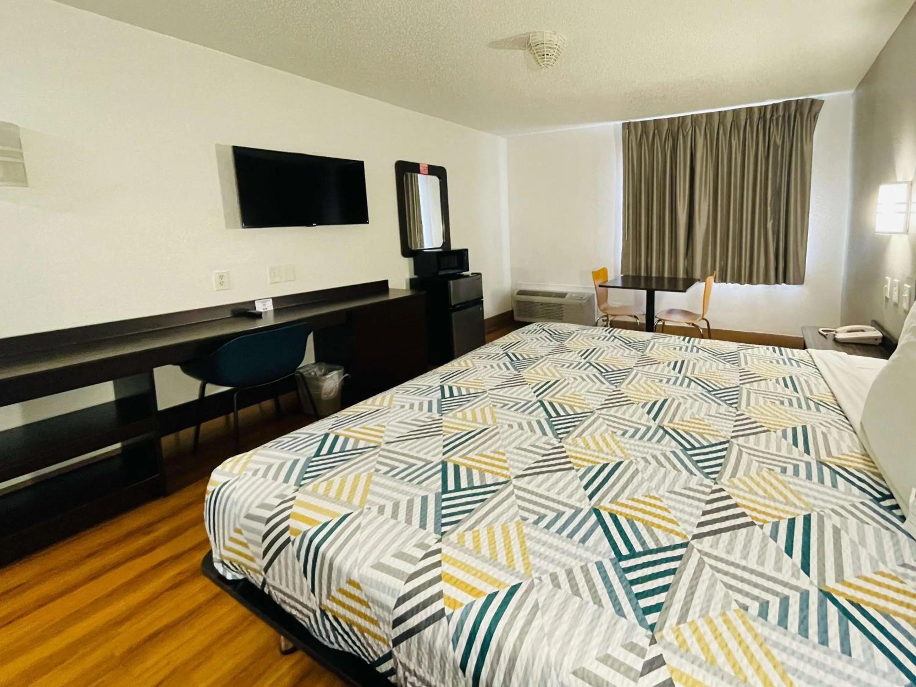 Bedroom, Bed in Motel 6-Duncanville, TX - Dallas