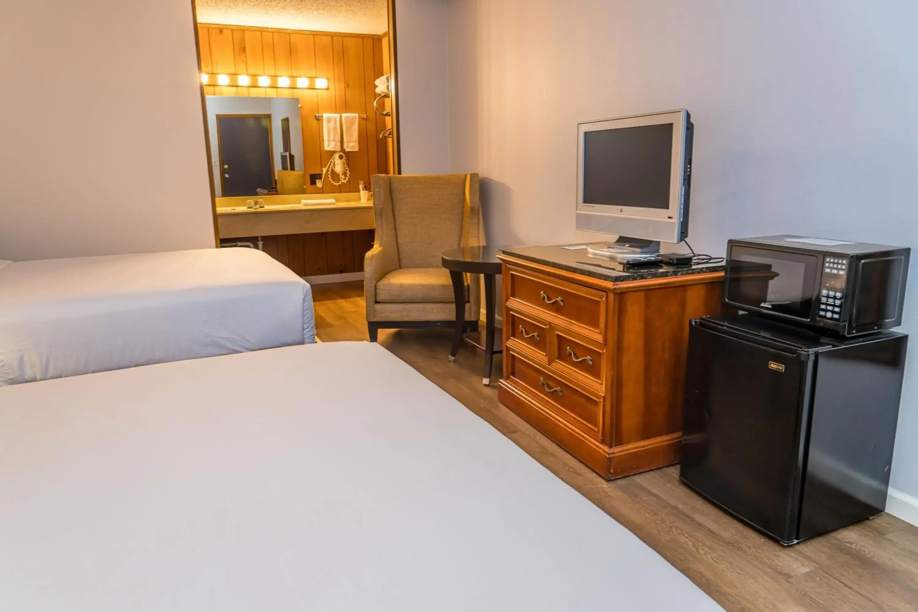 Deluxe Queen Room in Traveler's Inn Deluxe Queen Room in Traveler's Inn