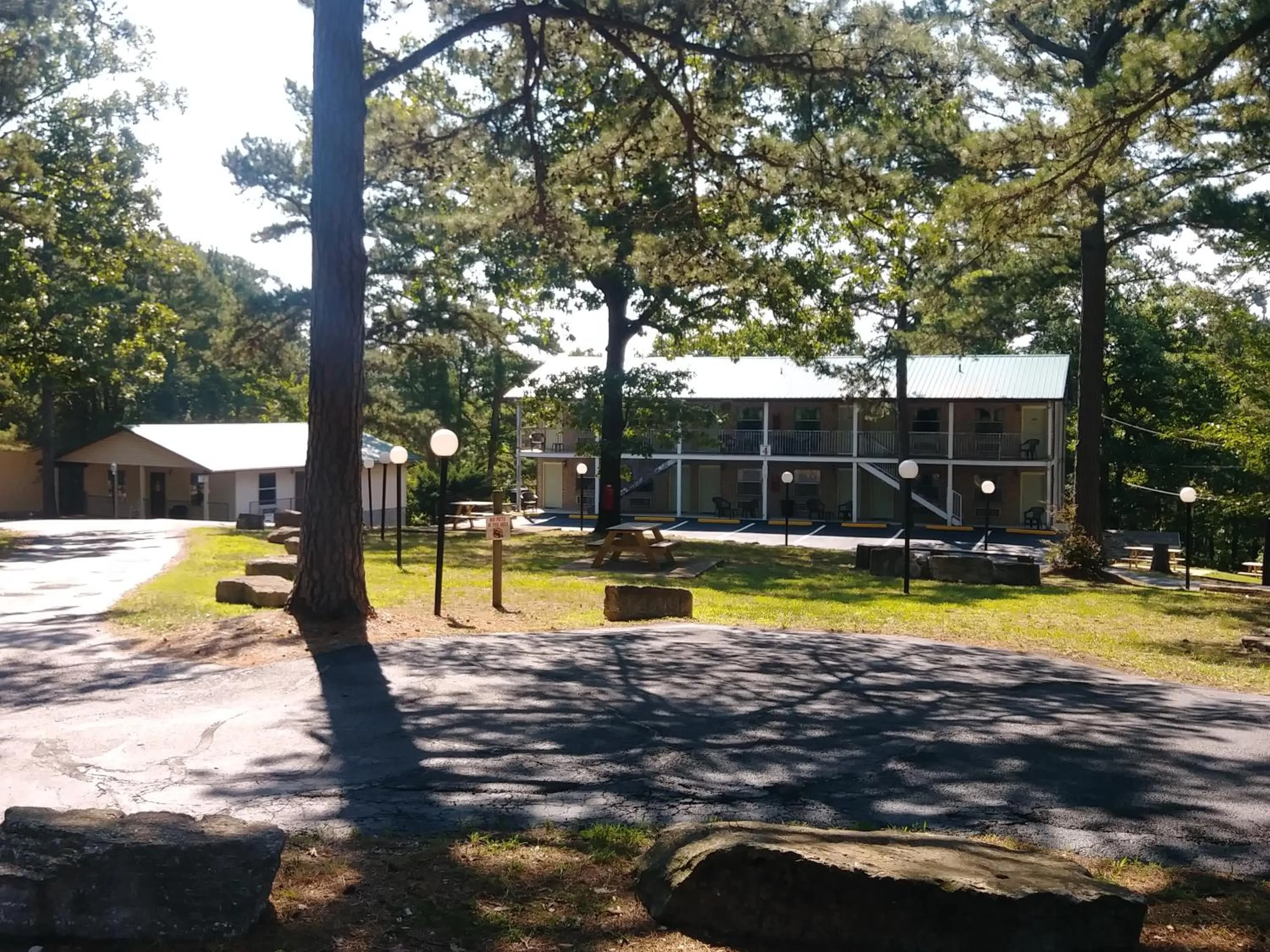 Inner courtyard view in Traveler's Inn