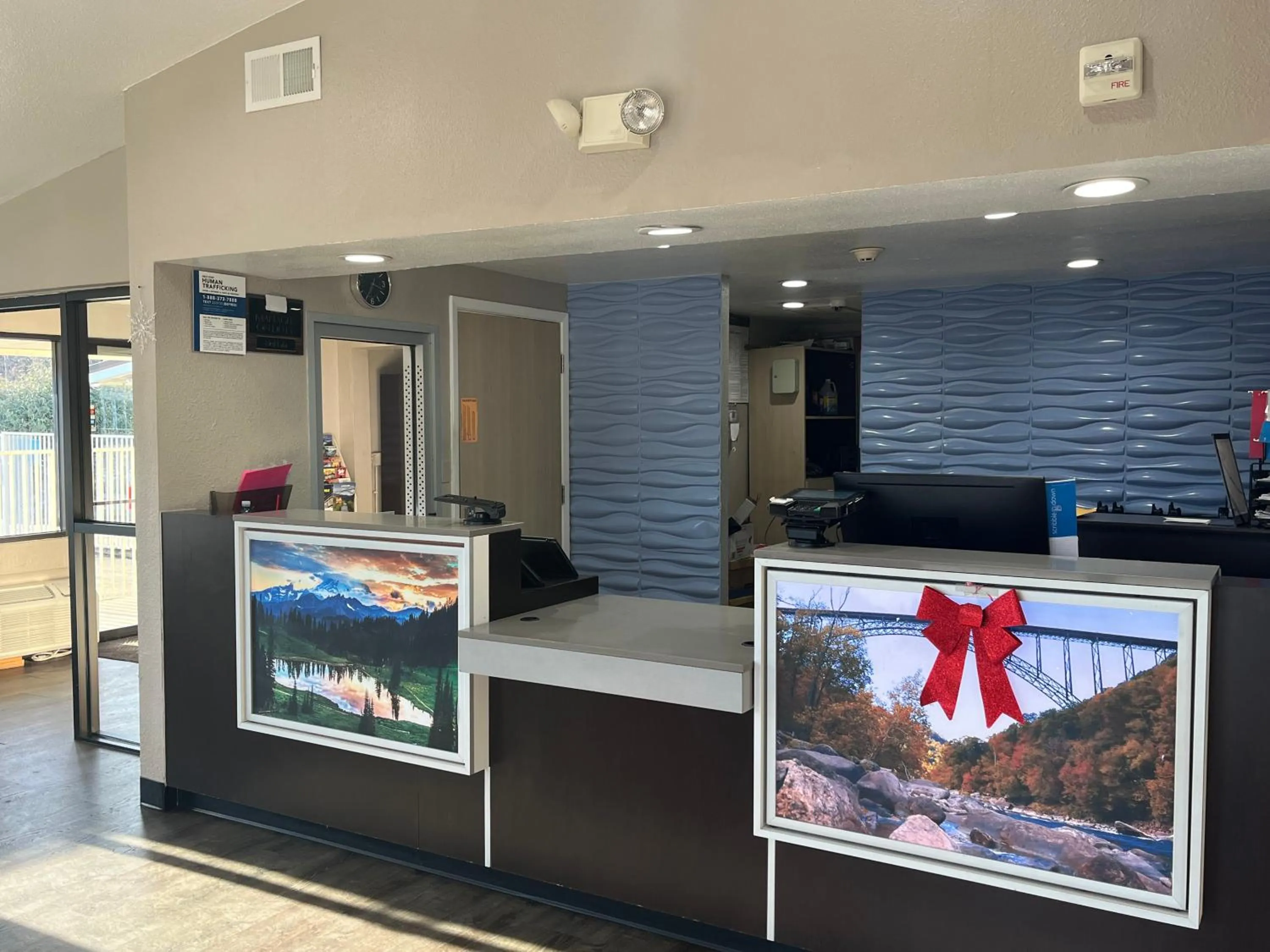 Lobby or reception in Motel 6 Cross Lanes, WV Goff Mountain Rd