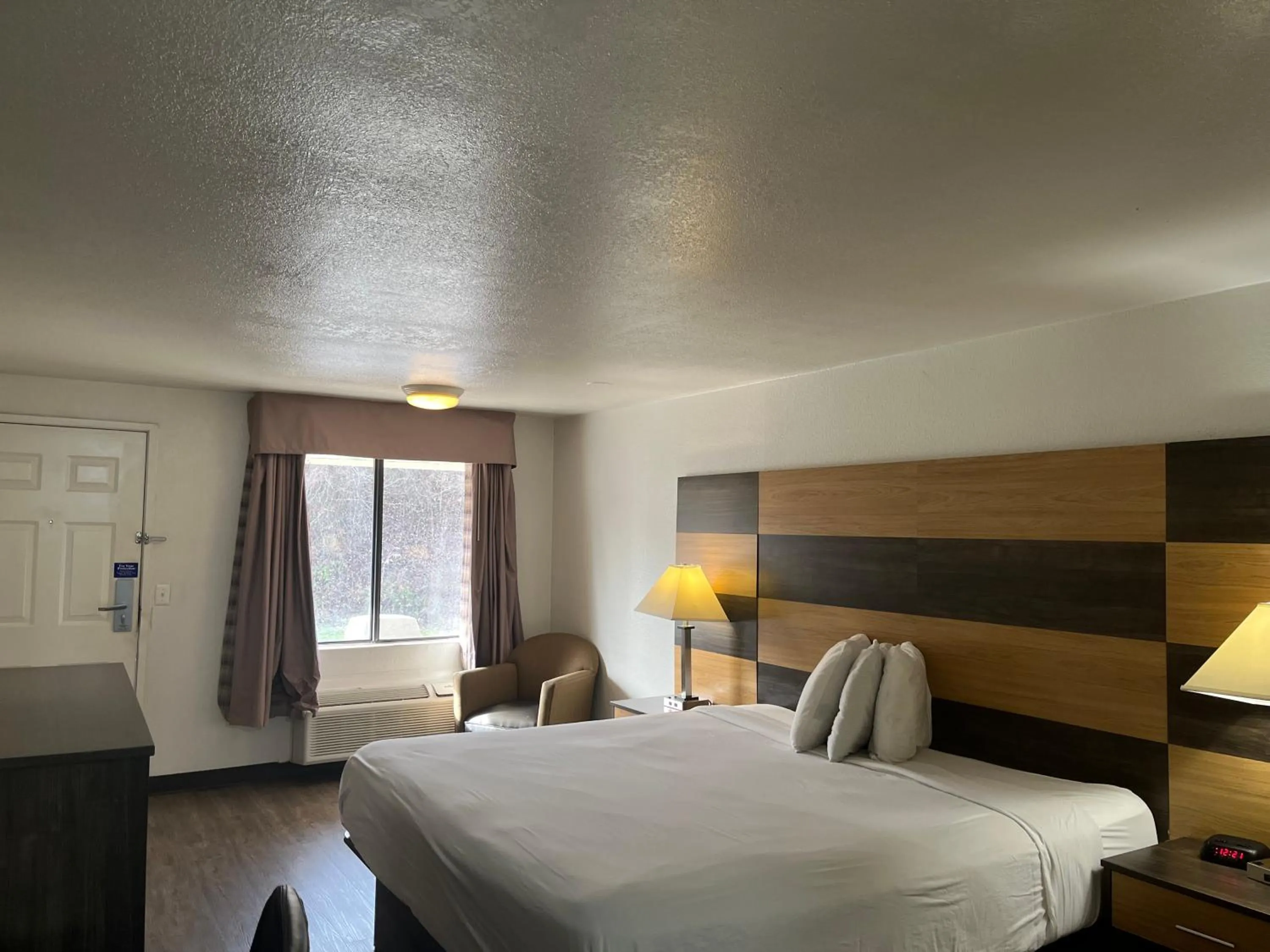 Bedroom, Bed in Motel 6 Cross Lanes, WV Goff Mountain Rd