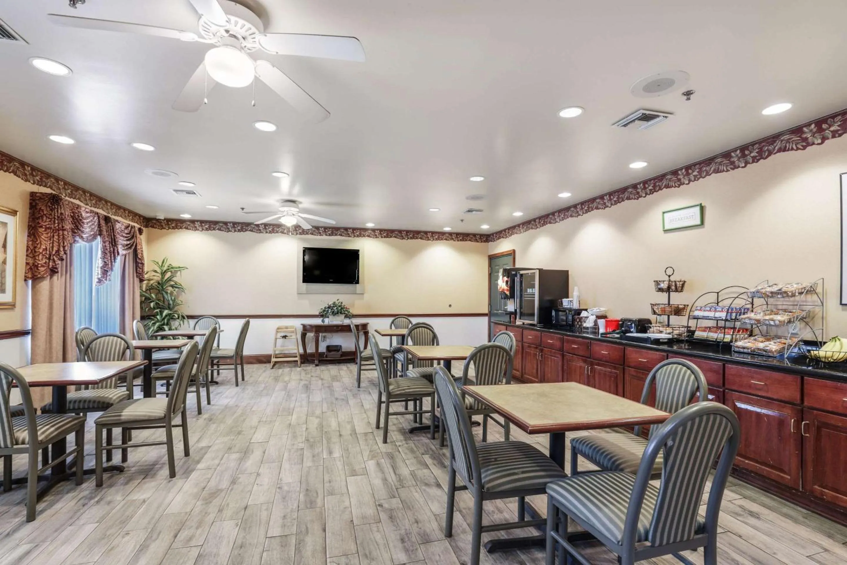 Restaurant/places to eat in Econo Lodge Inn & Suites Marianna South