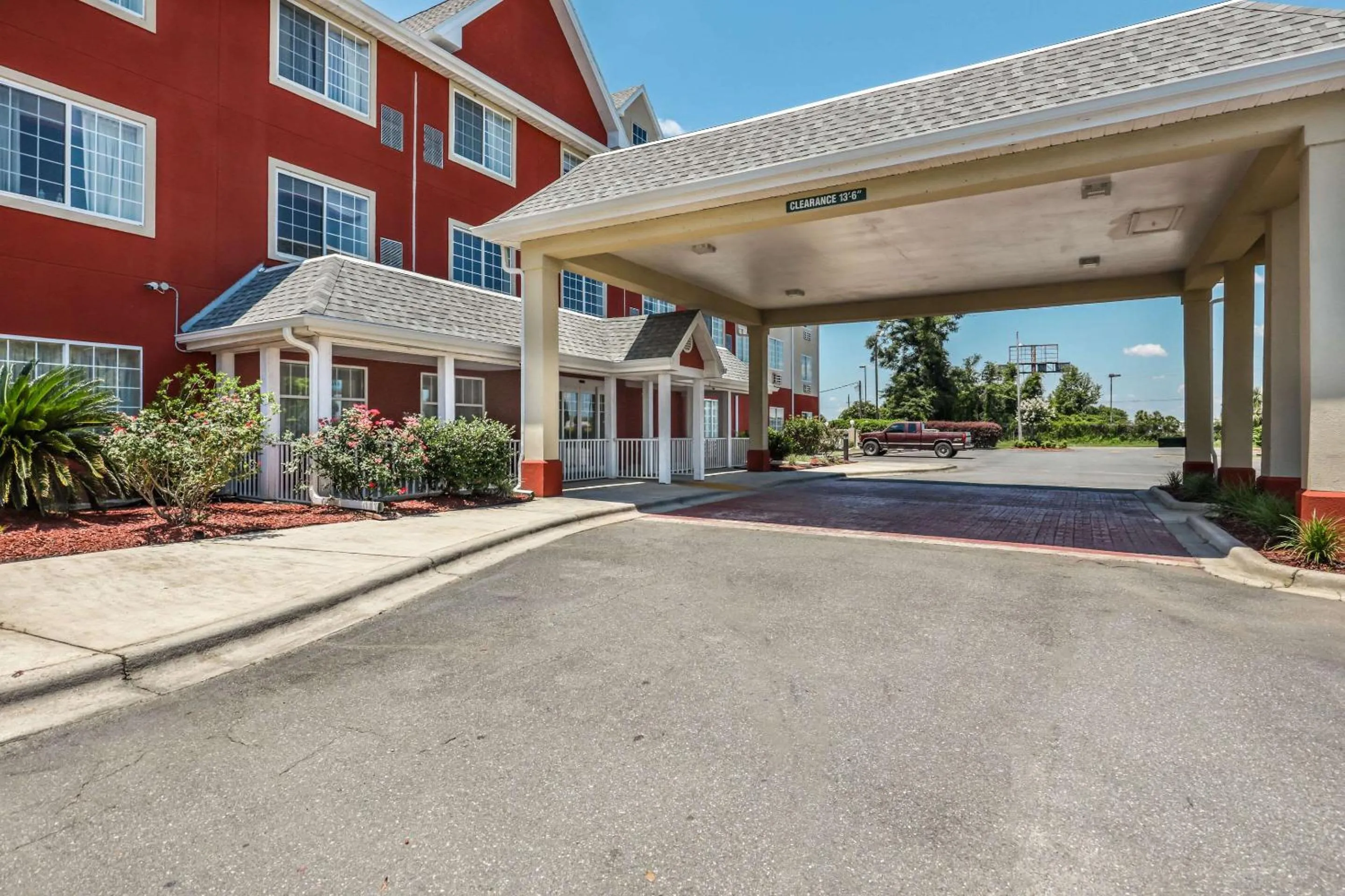 Property building in Econo Lodge Inn & Suites Marianna South