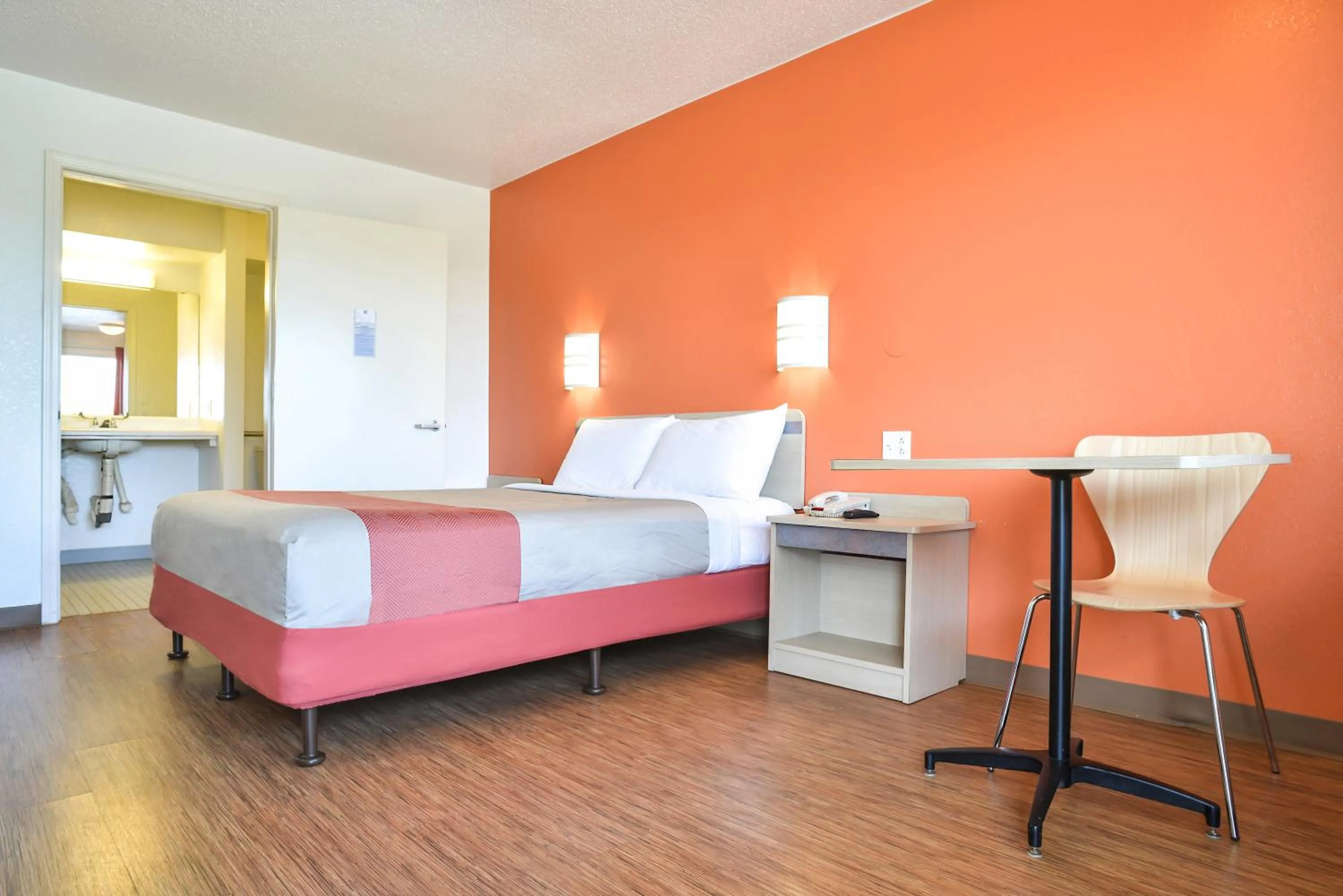Bedroom, Bed in Motel 6-Saint Joseph, MO