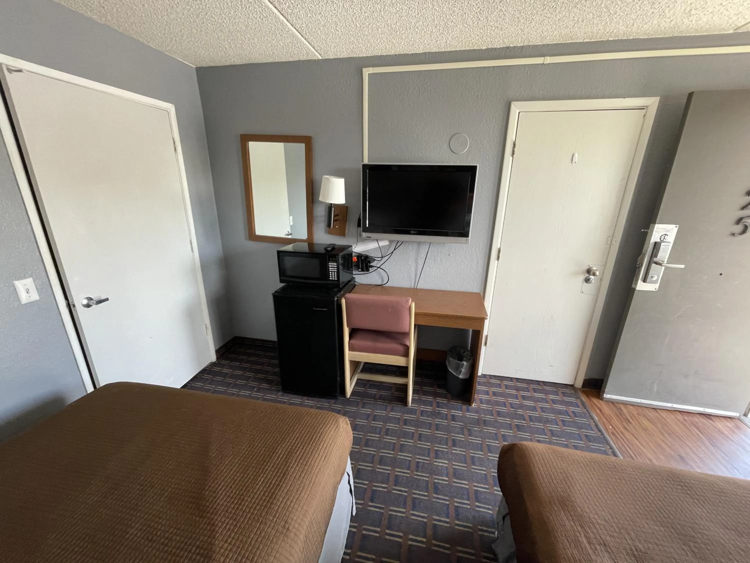 TV and multimedia in Rodeway Inn Albuquerque West