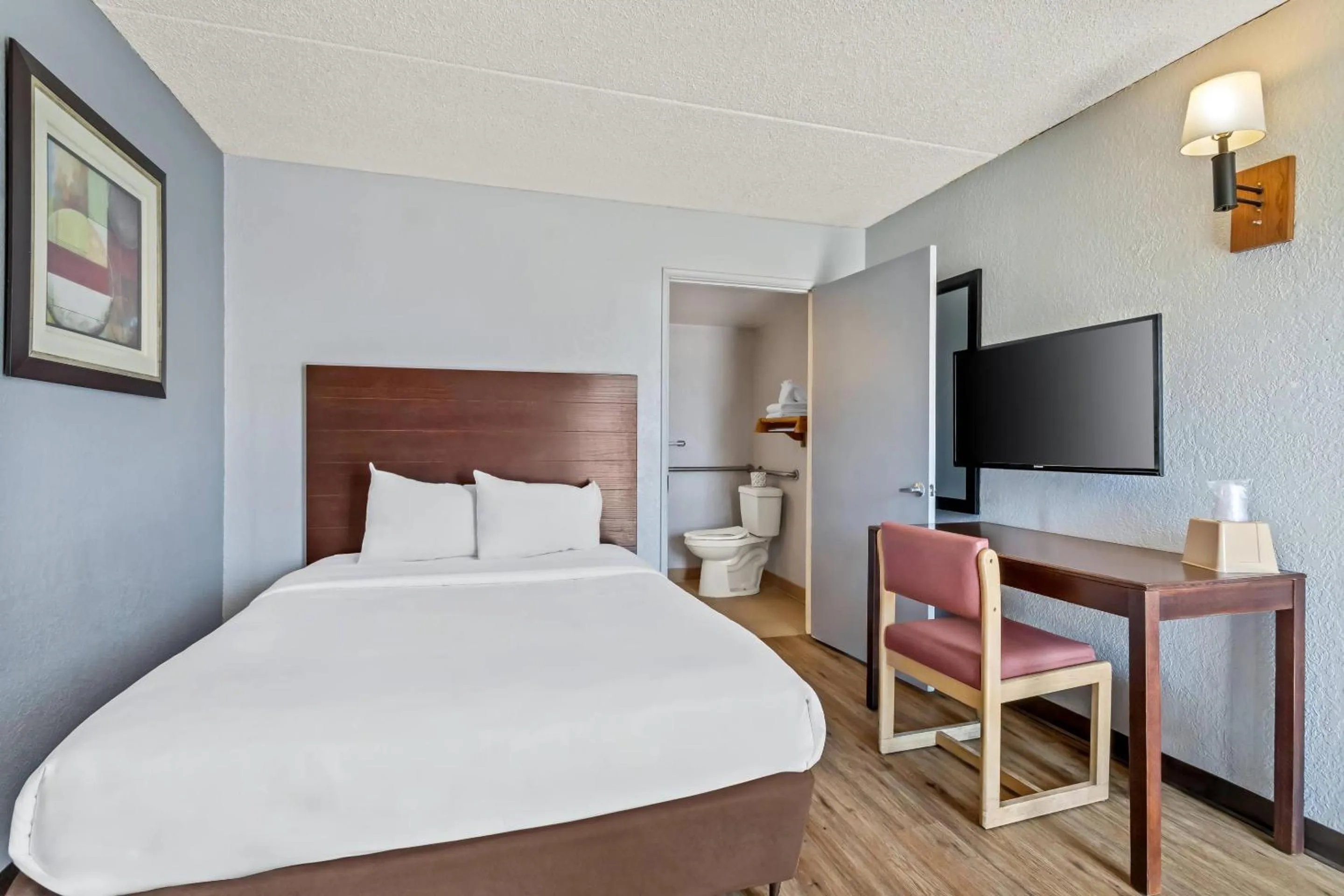 Bedroom, Bed in Rodeway Inn Albuquerque West