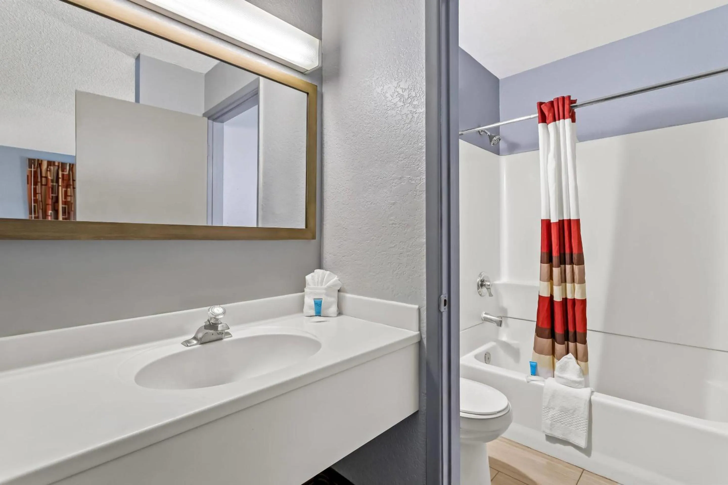 Bedroom in Rodeway Inn Albuquerque West