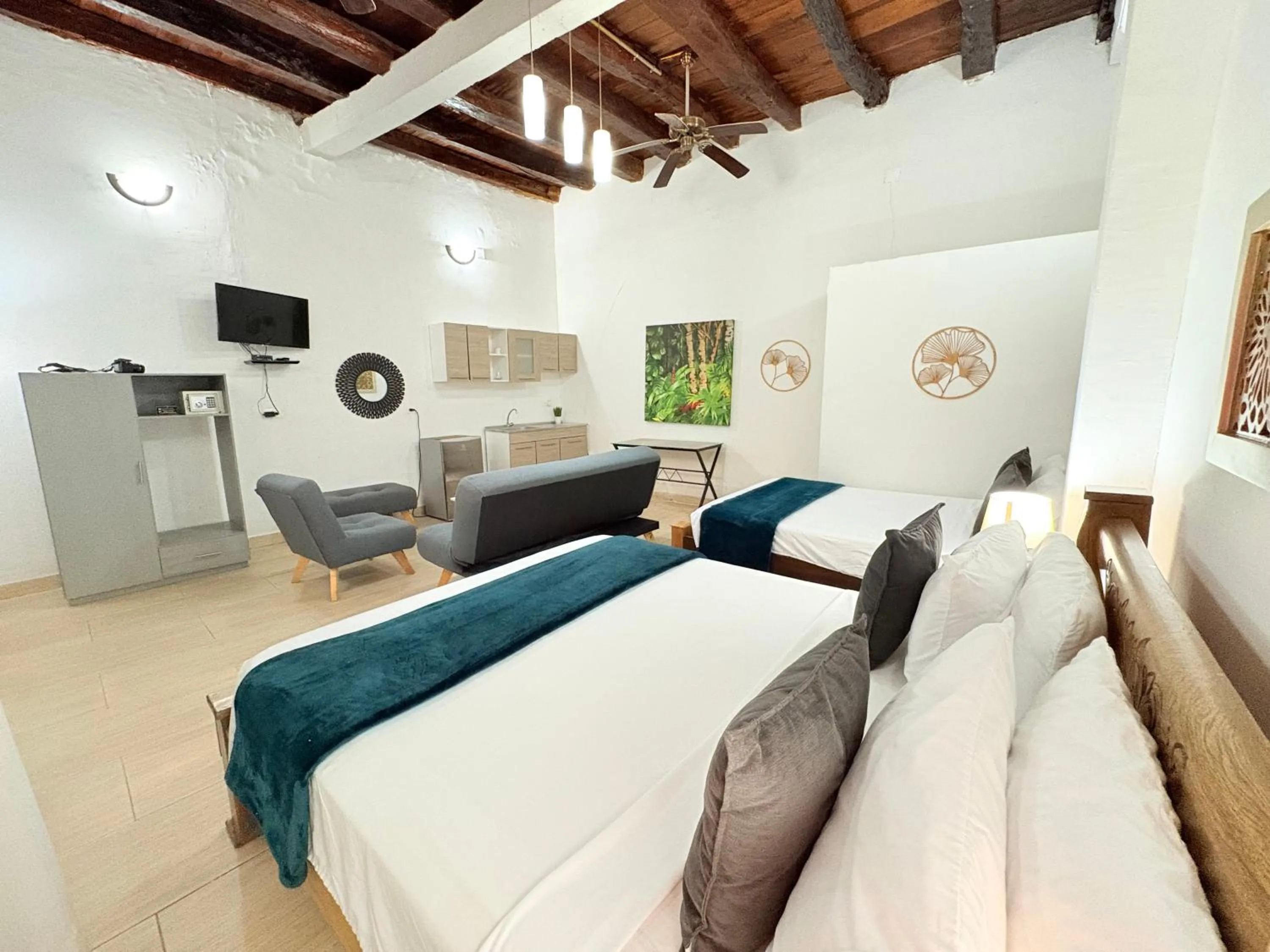 Communal lounge/ TV room, Bed in Hotel AT THE PARK