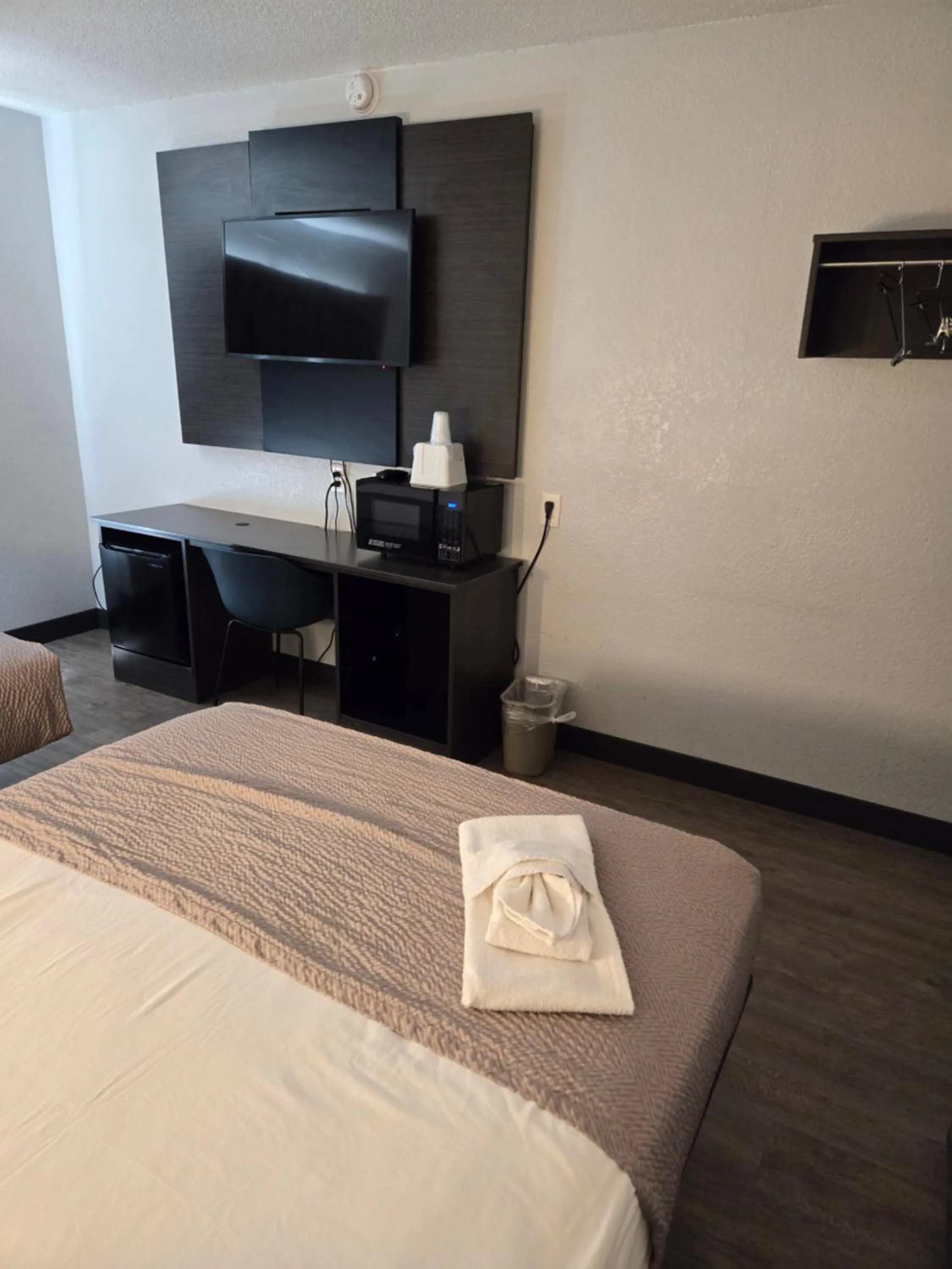 TV and multimedia, Bed in Motel 6-Billings, MT - North