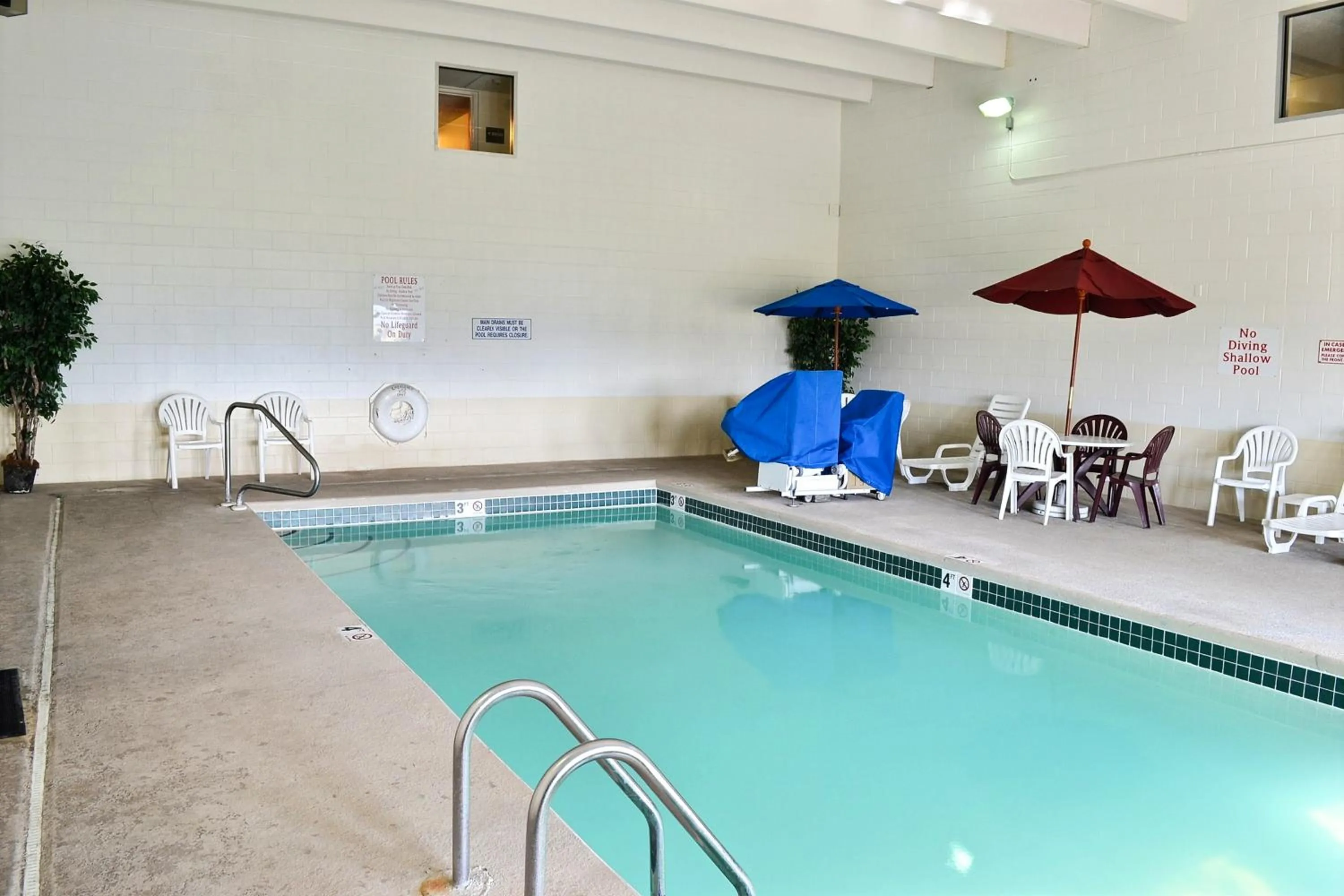 Swimming pool in Motel 6-Billings, MT - North