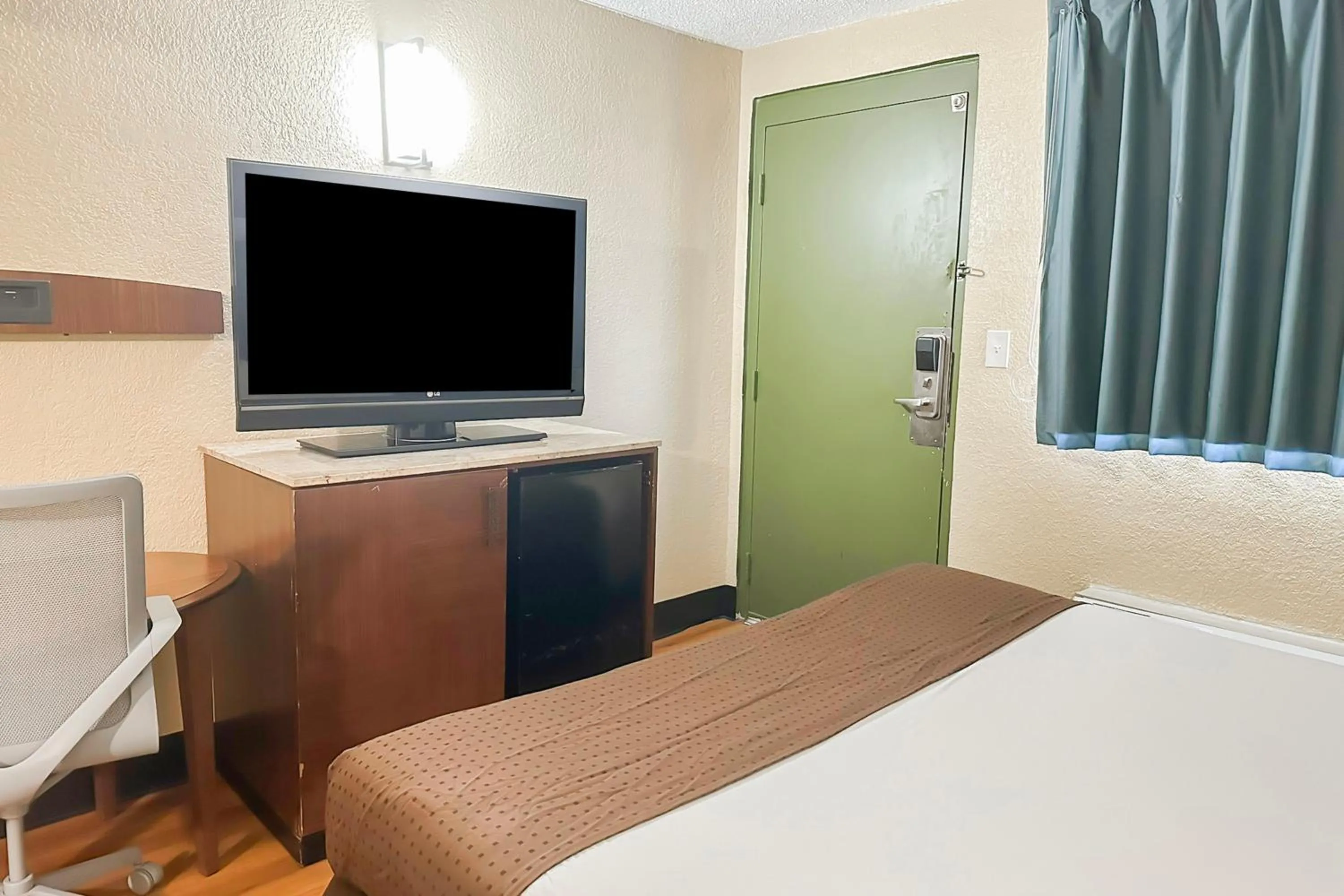 Bedroom, Bed in OYO Hotel Mobile, AL I-65 at Airport Blvd