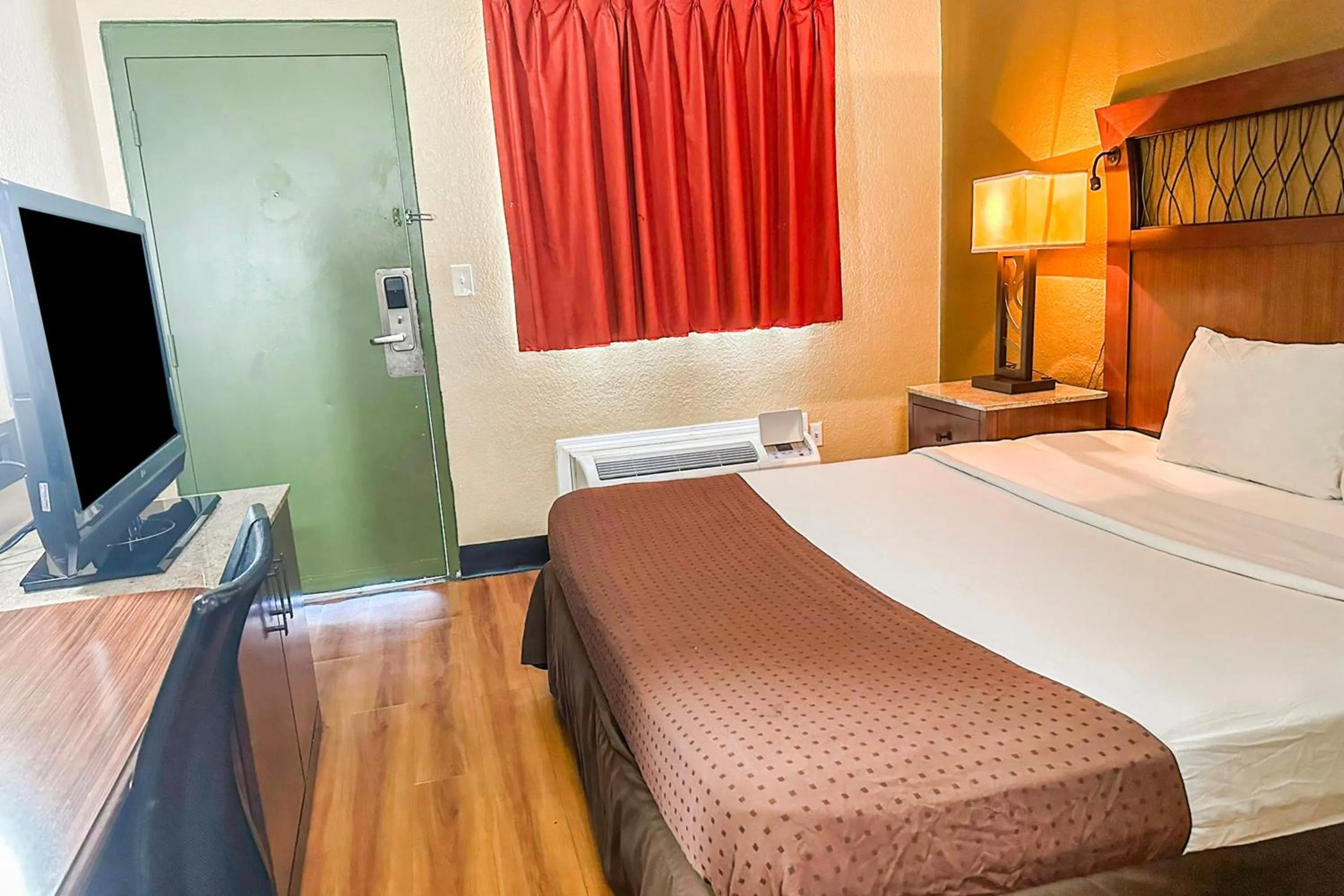 Bedroom, Bed in OYO Hotel Mobile, AL I-65 at Airport Blvd