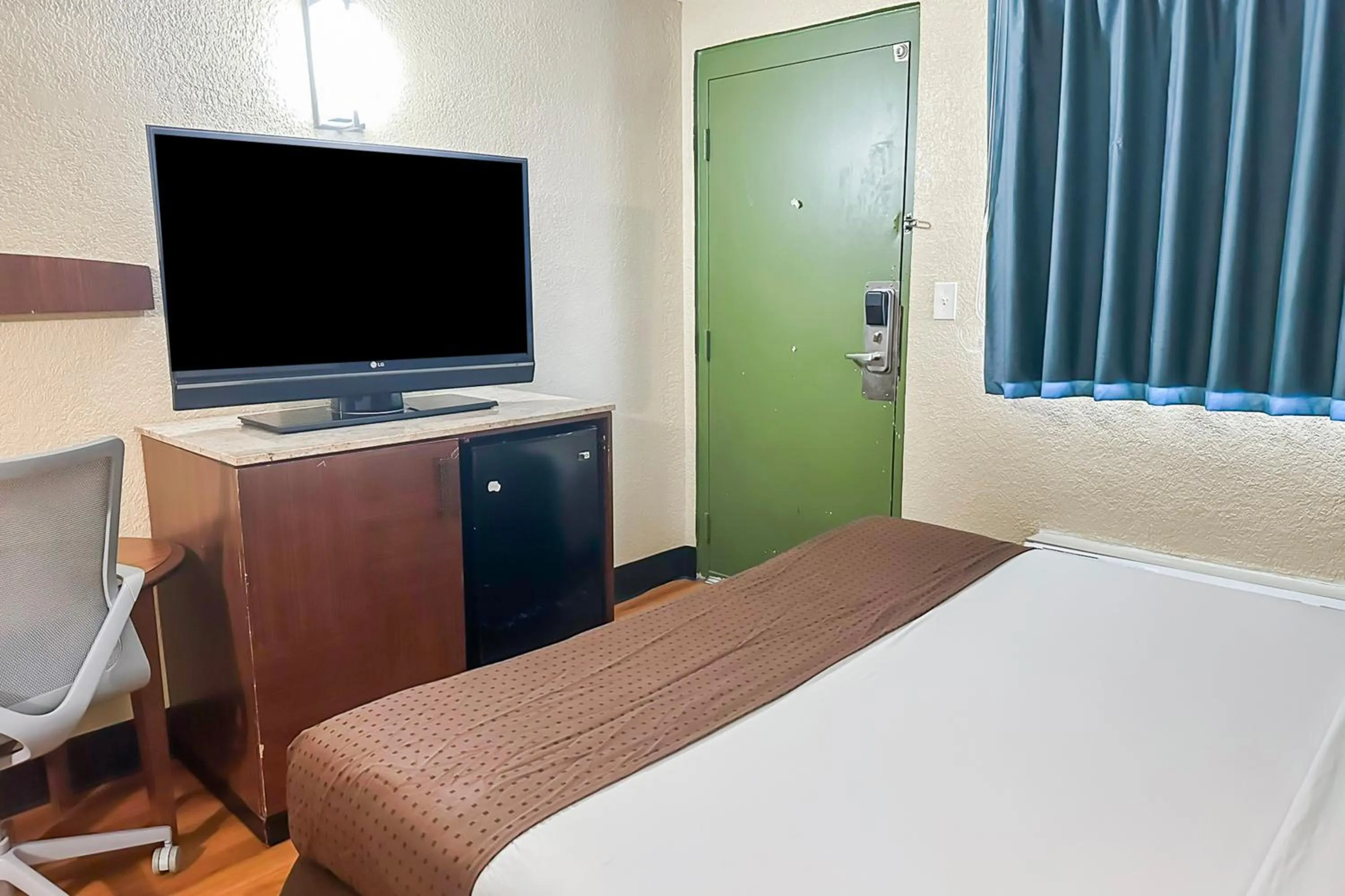 Bedroom, Bed in OYO Hotel Mobile, AL I-65 at Airport Blvd