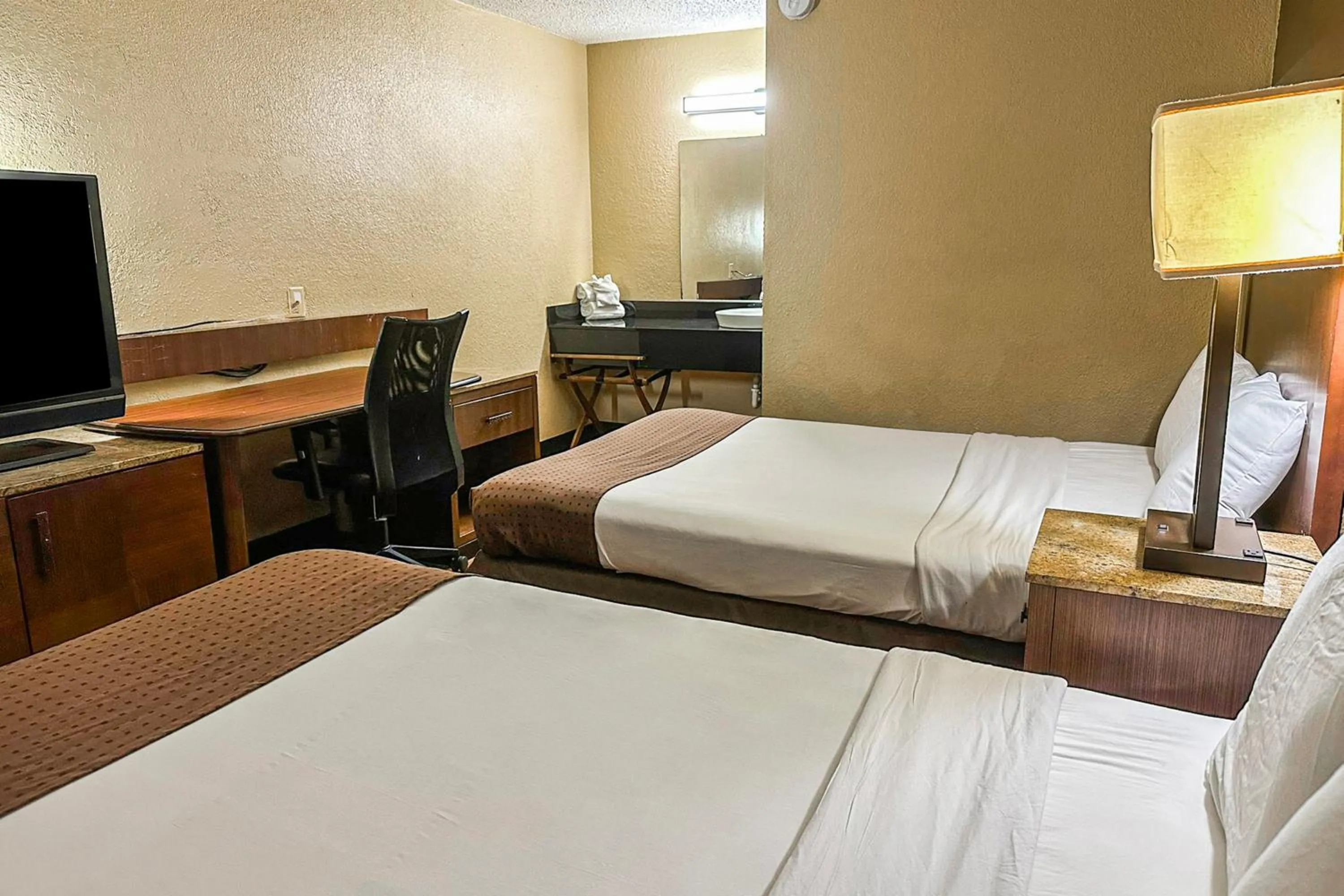 Bedroom, Bed in OYO Hotel Mobile, AL I-65 at Airport Blvd