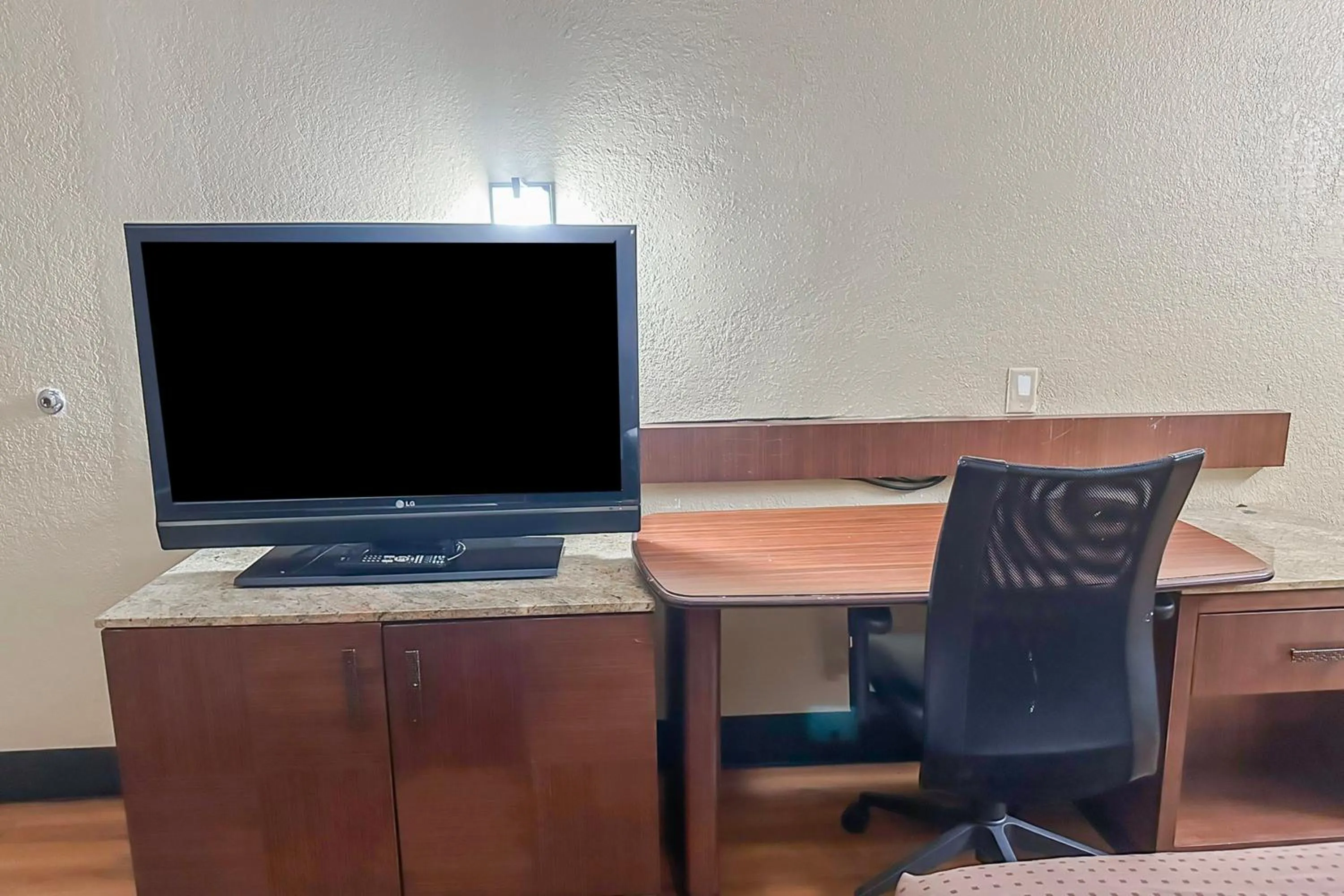 TV and multimedia in OYO Hotel Mobile, AL I-65 at Airport Blvd